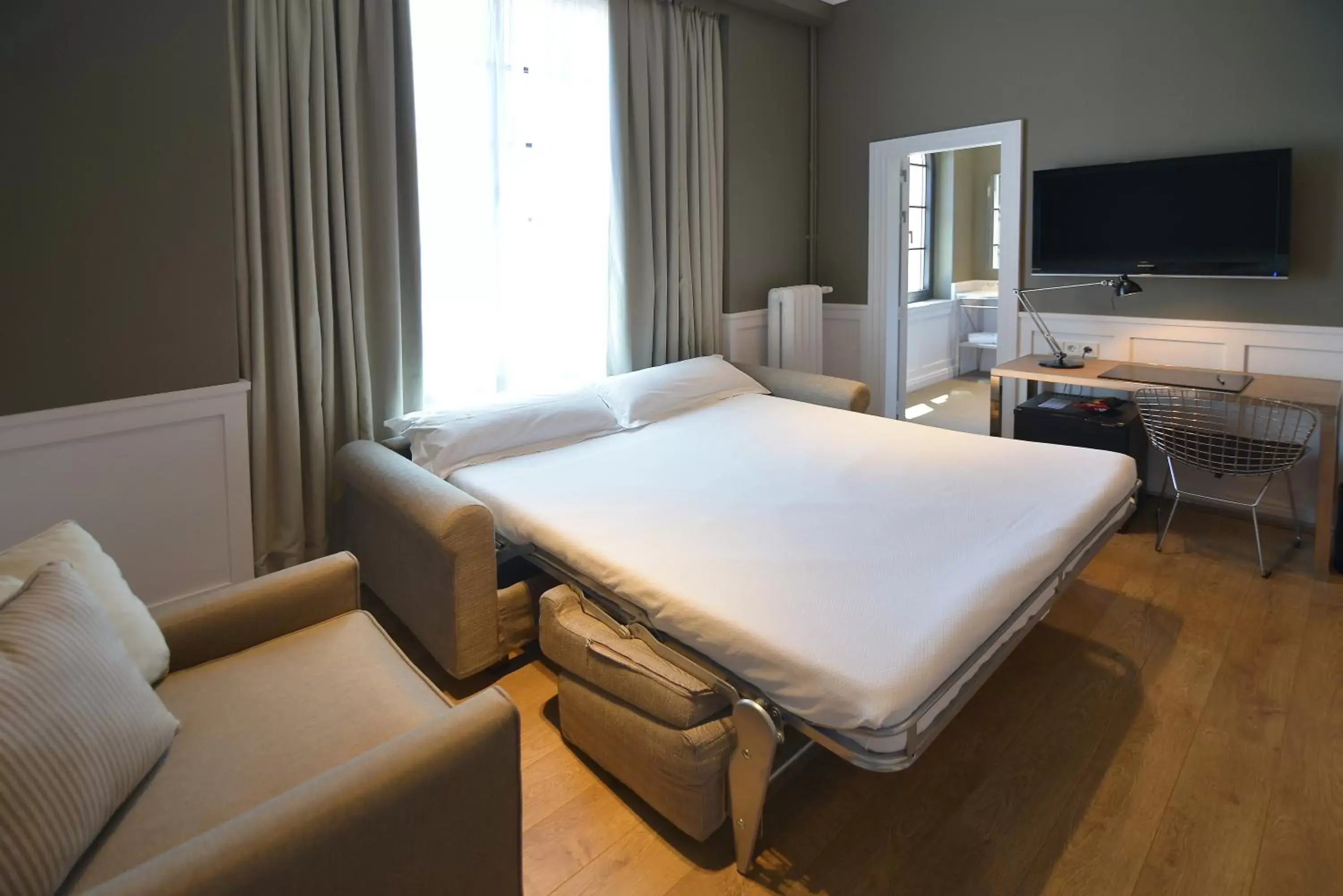 Photo of the whole room, Bed in Hotel Granvia