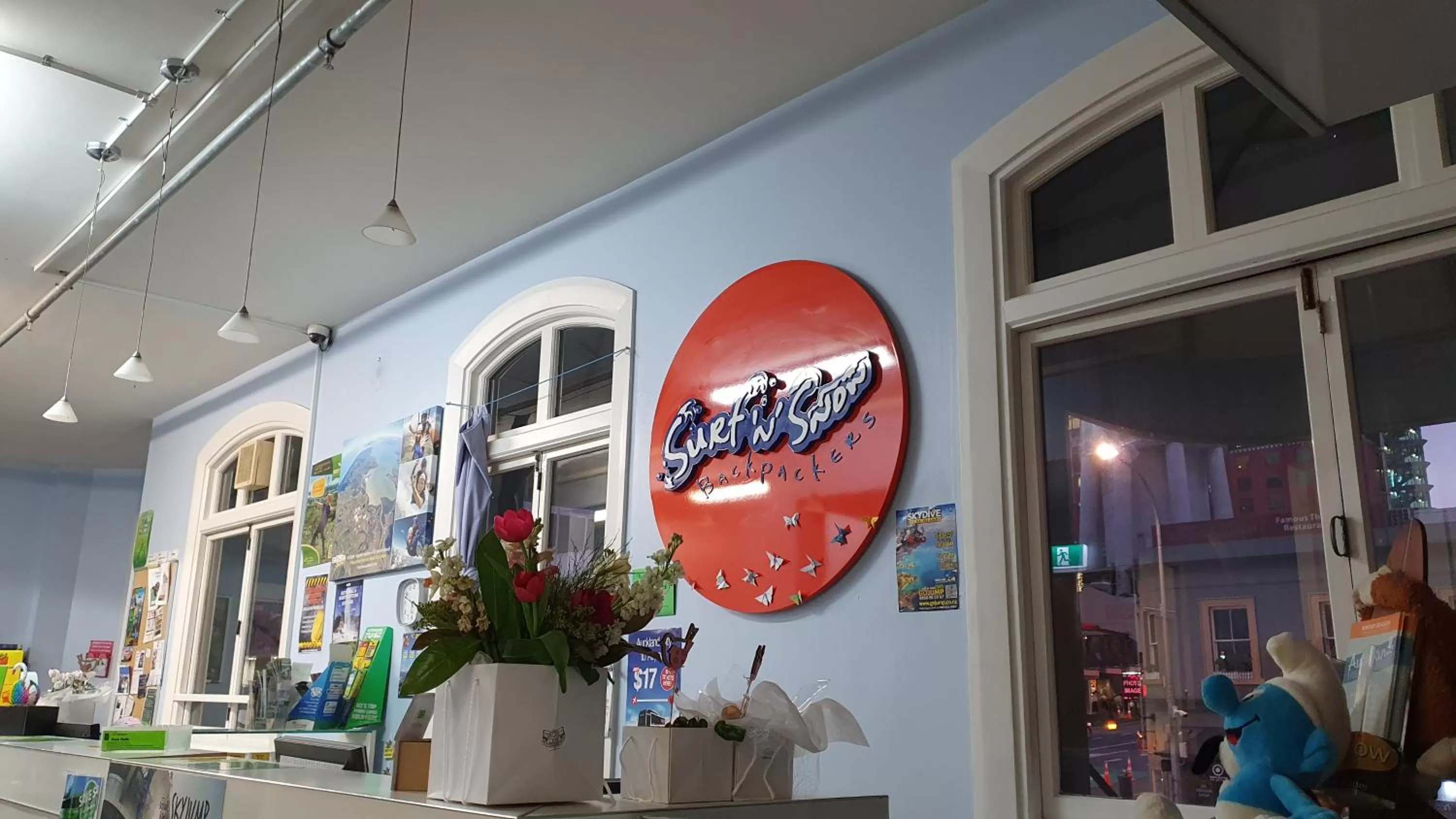 Living room in Surf 'N' Snow Backpackers Across Sky Tower