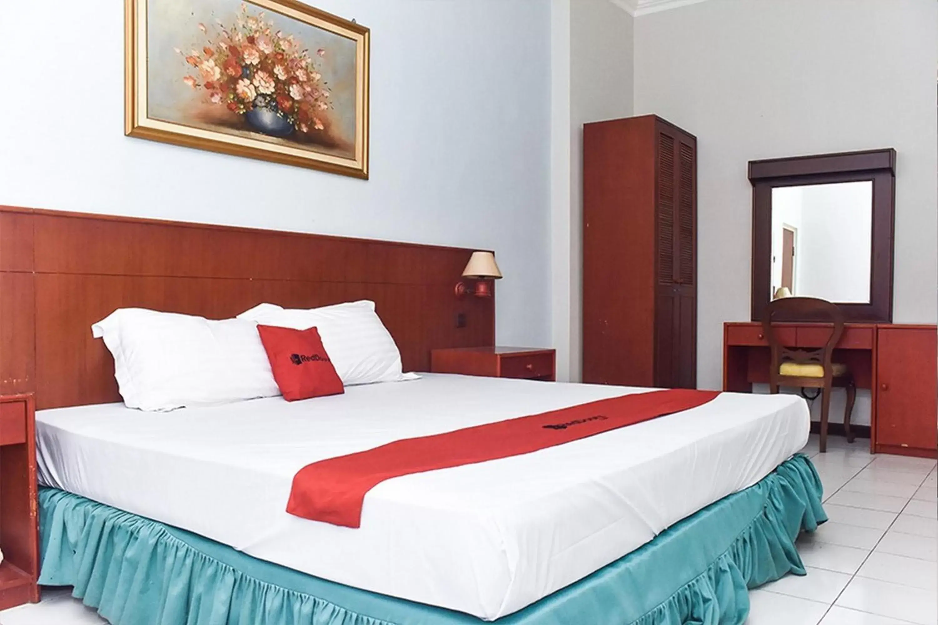 Bedroom, Bed in RedDoorz near Kampung Warna Warni