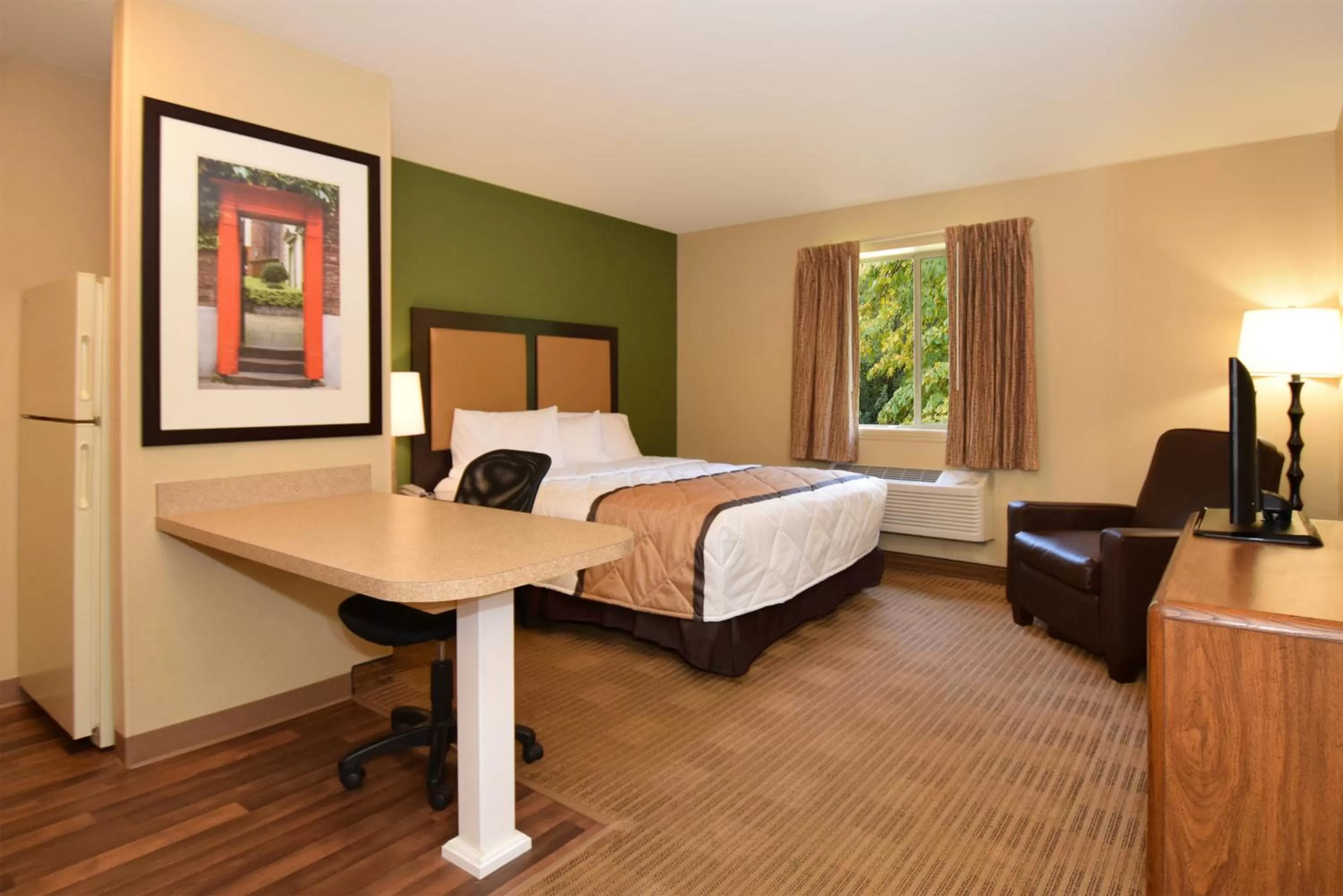 TV and multimedia, Bed in Extended Stay America Select Suites - Columbia - Gateway Drive
