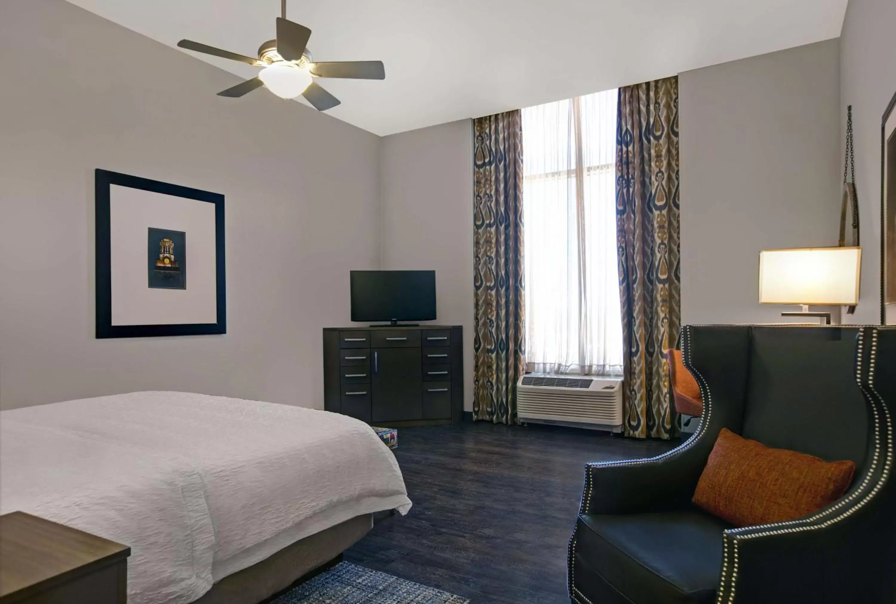 Bed, TV/Entertainment Center in Hampton Inn and Suites Austin University Capitol