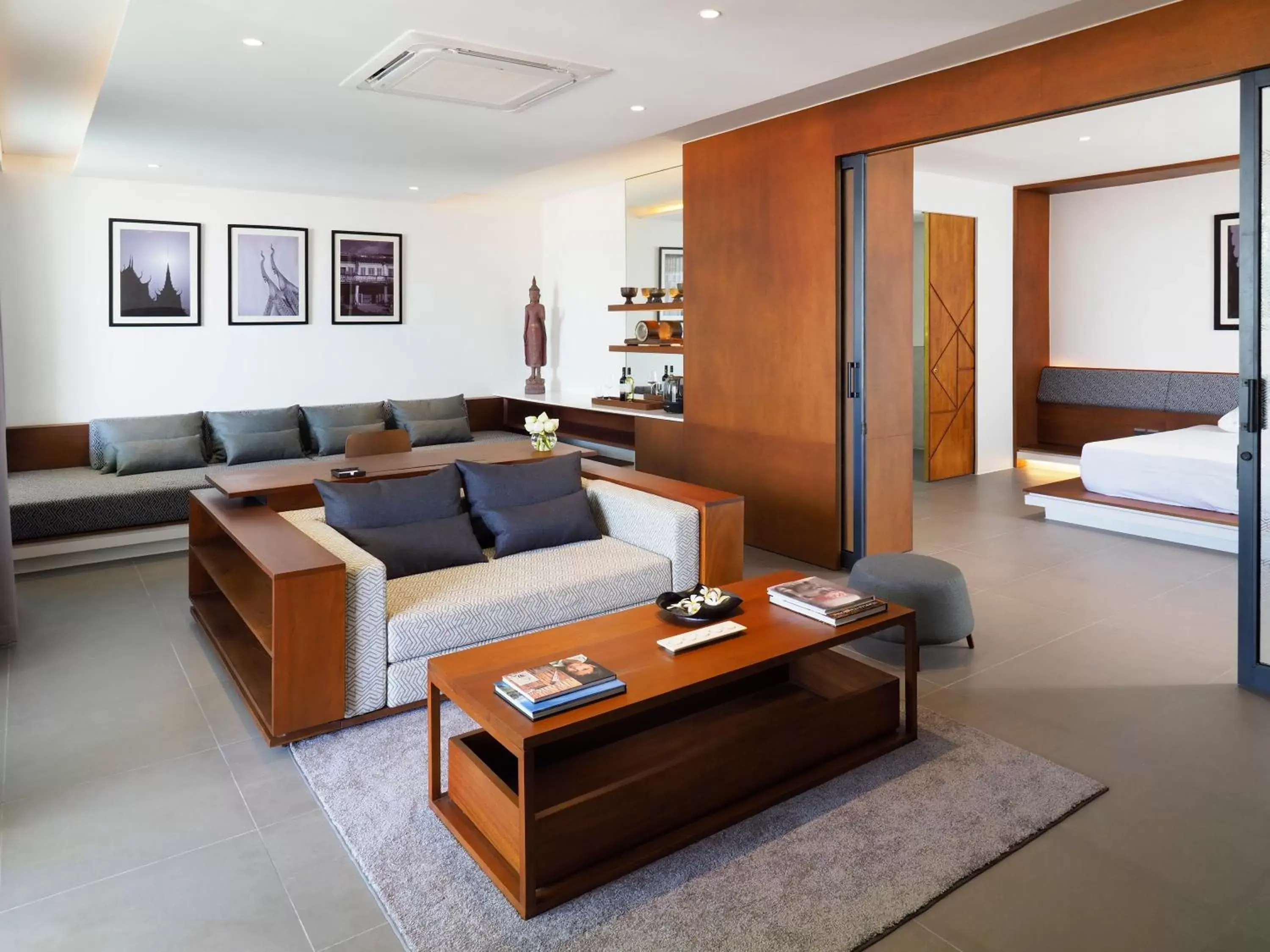 Living room, Bed in The Bale Phnom Penh by LifestyleRetreats Living room, Bed in The Bale Phnom Penh by LifestyleRetreats