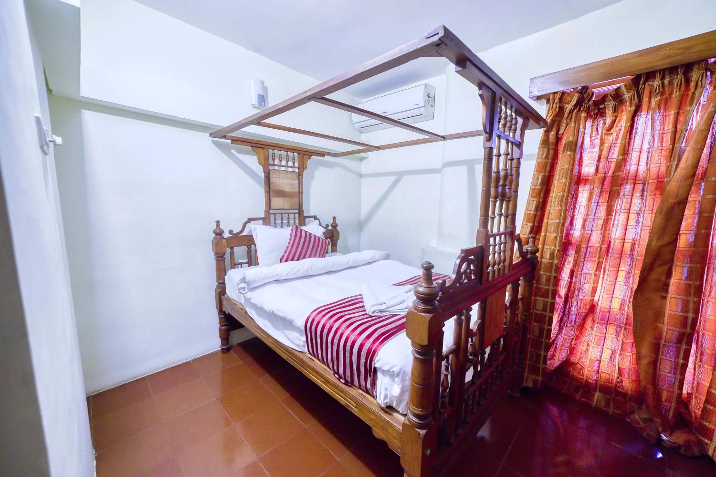 Bed in HOTEL WINDSOR CASTLE