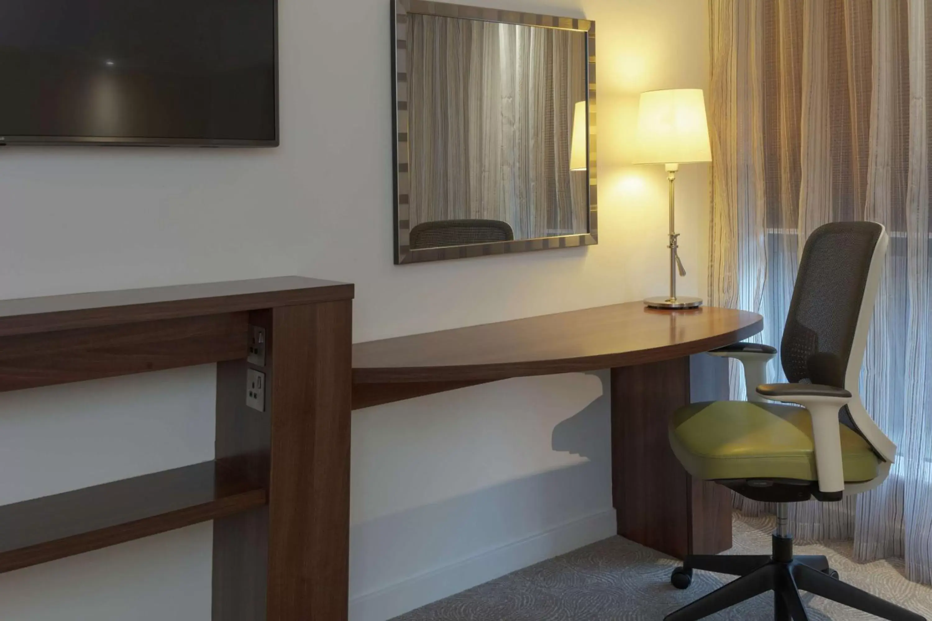 Bedroom, TV/Entertainment Center in Hampton by Hilton Corby
