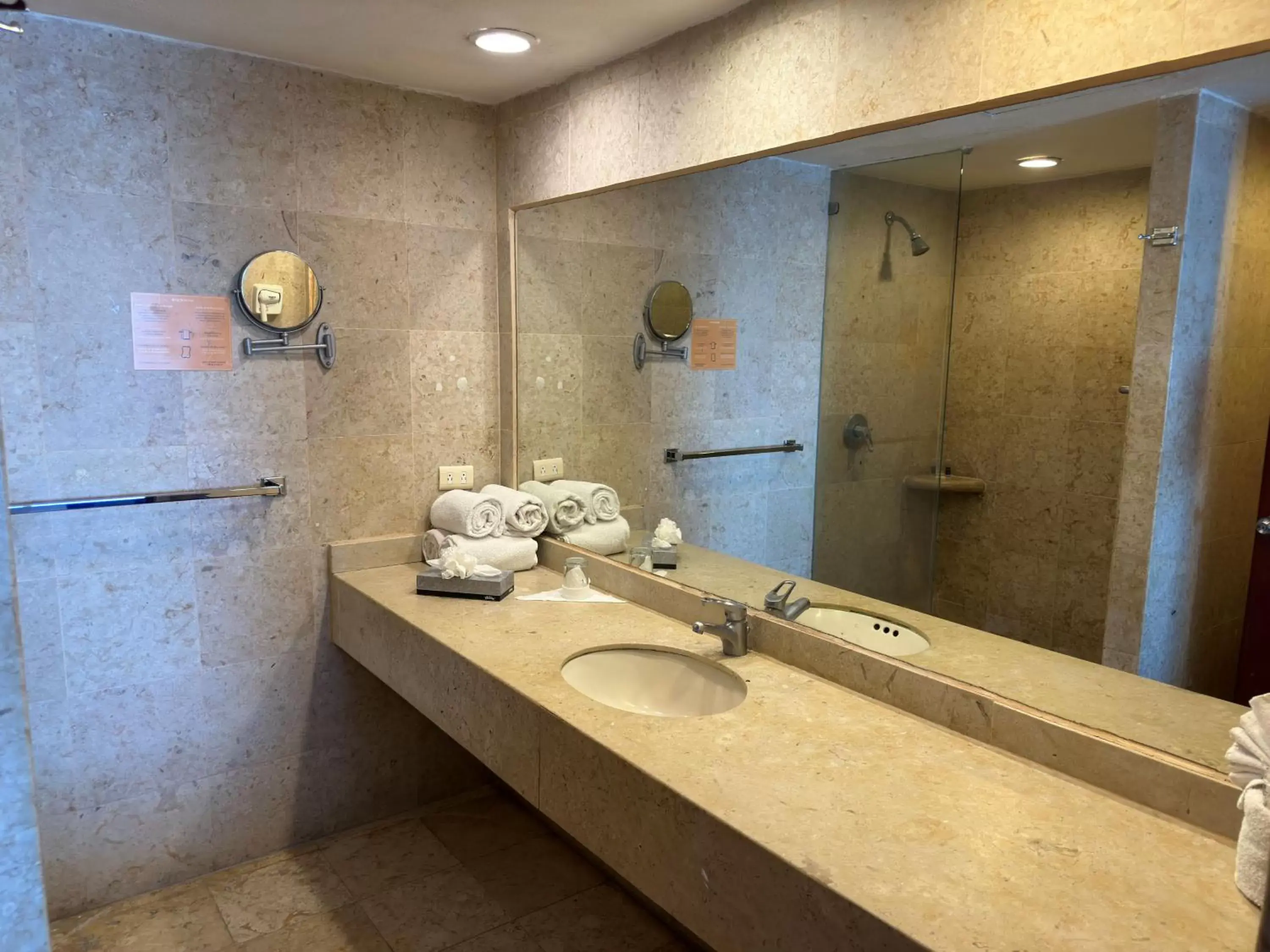 Shower, Bathroom in Hotel Quijote Inn