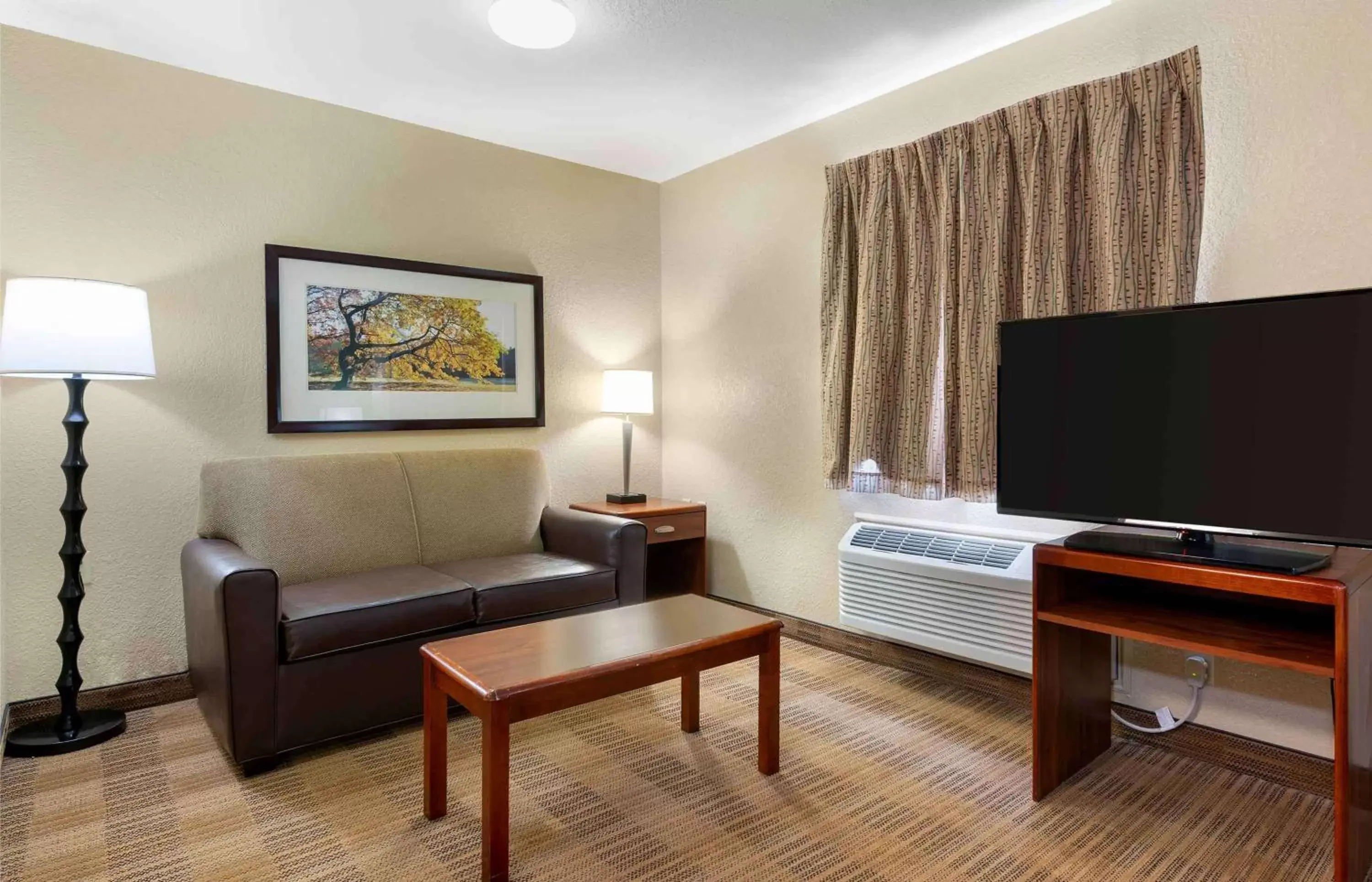 Bedroom, TV/Entertainment Center in Extended Stay America Suites - Fort Wayne - North