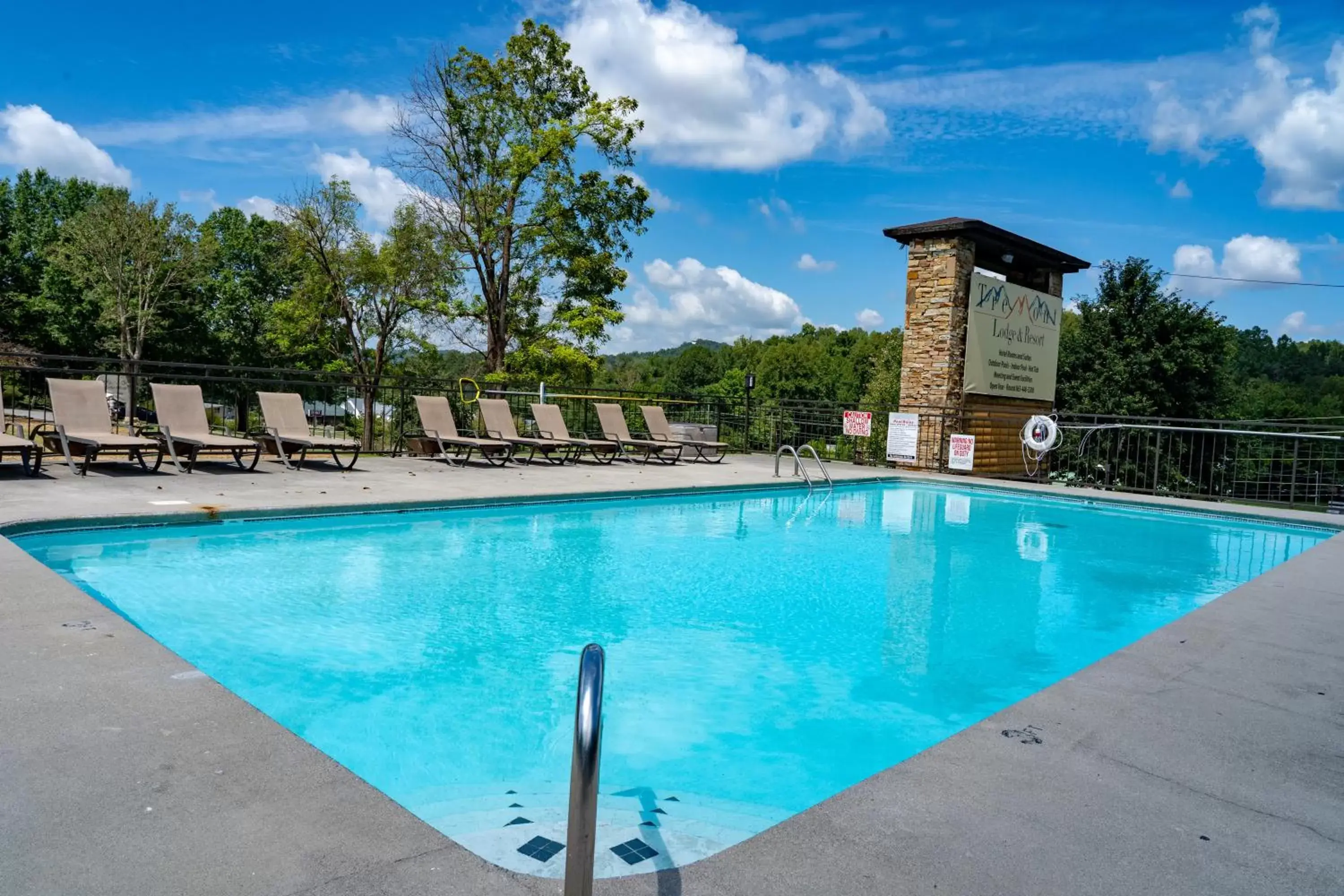 Swimming Pool in Tremont Lodge & Resort