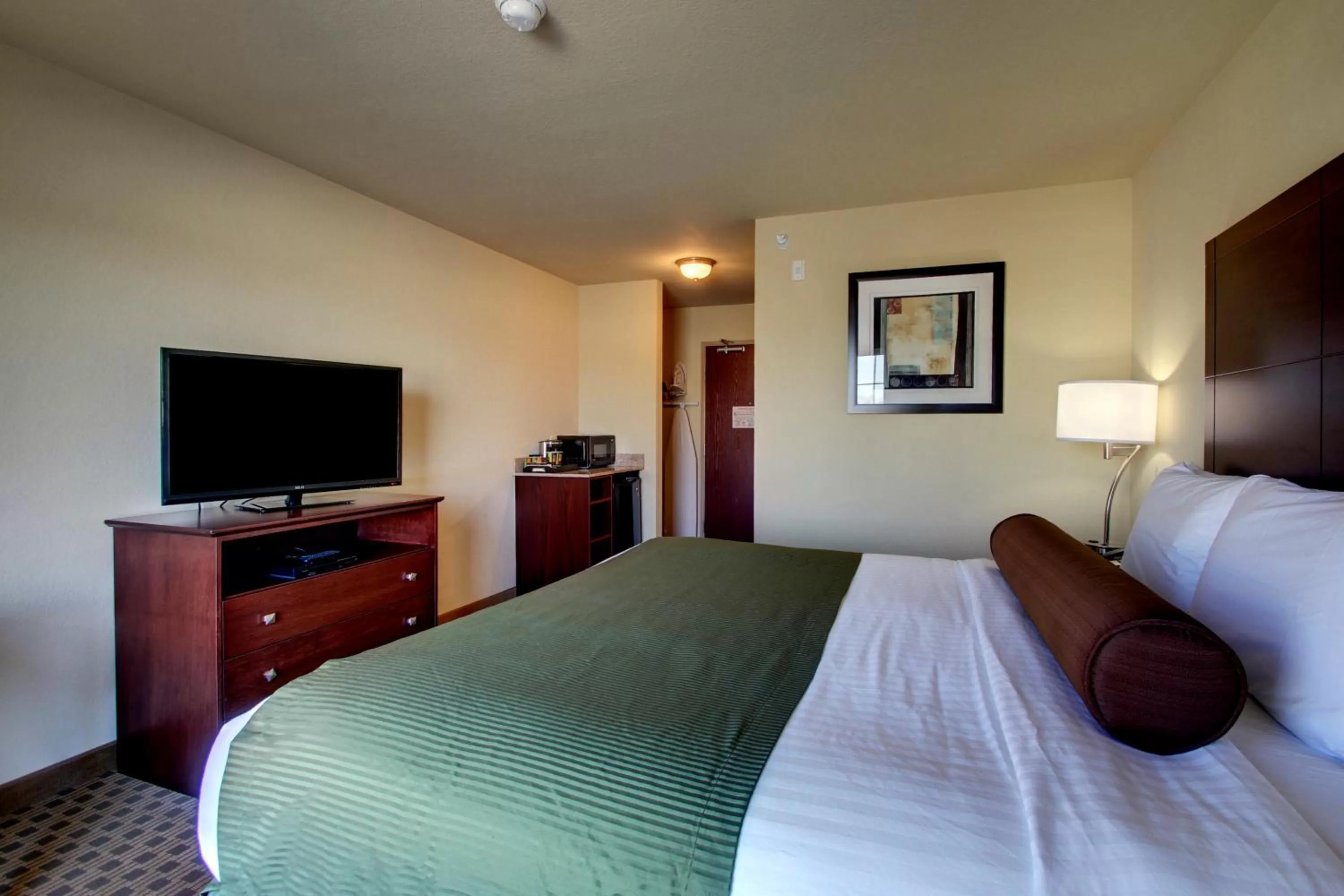 Bed in Cobblestone Inn & Suites - Harvey