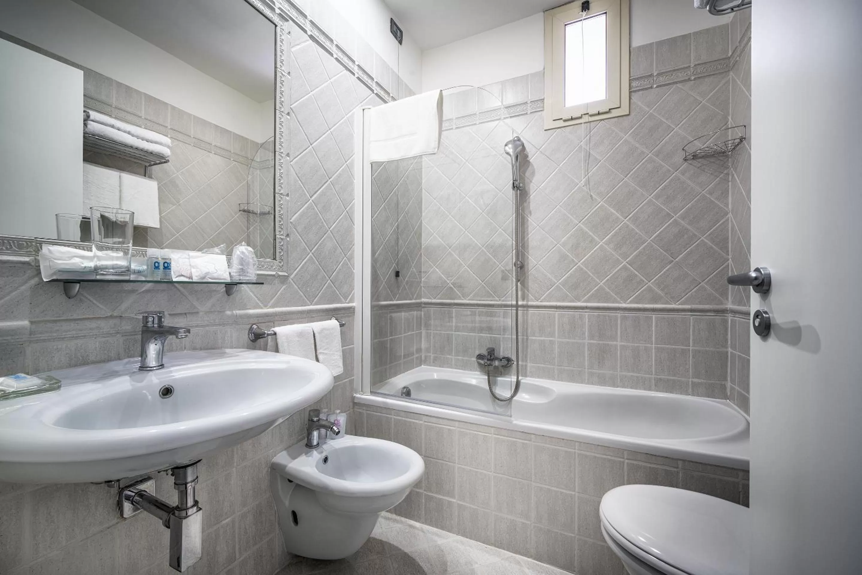 Bathroom in Hotel Varese