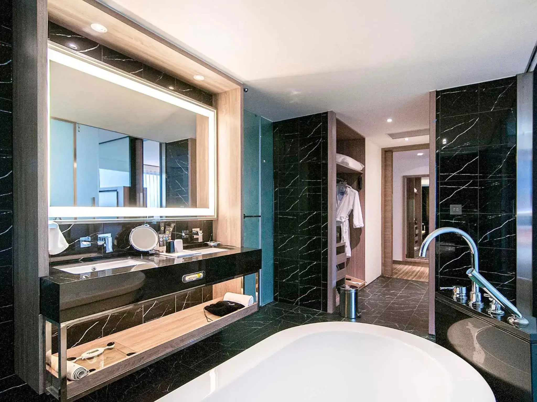 Photo of the whole room, Bathroom in Novotel Taipei Taoyuan International Airport