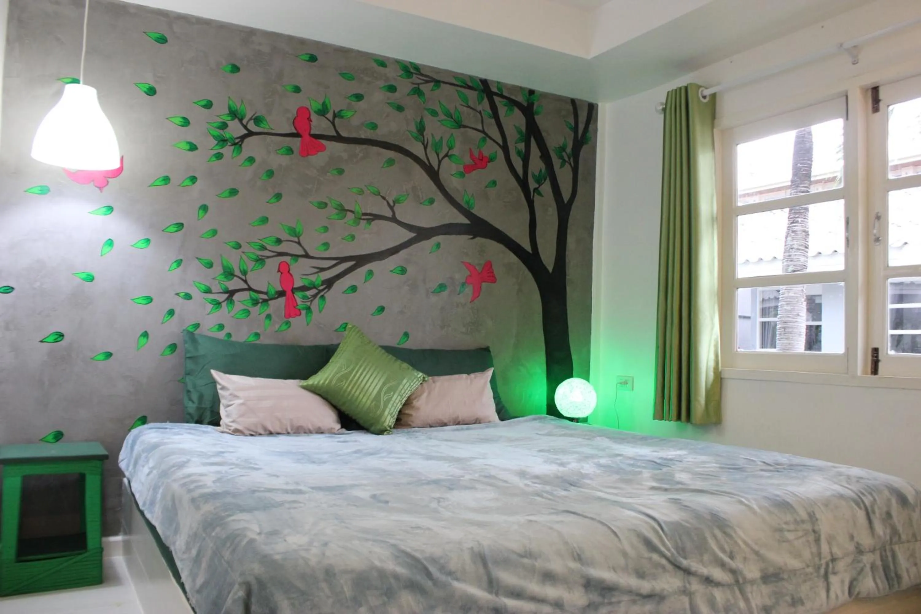 Bed in 1715 House - White Rhino