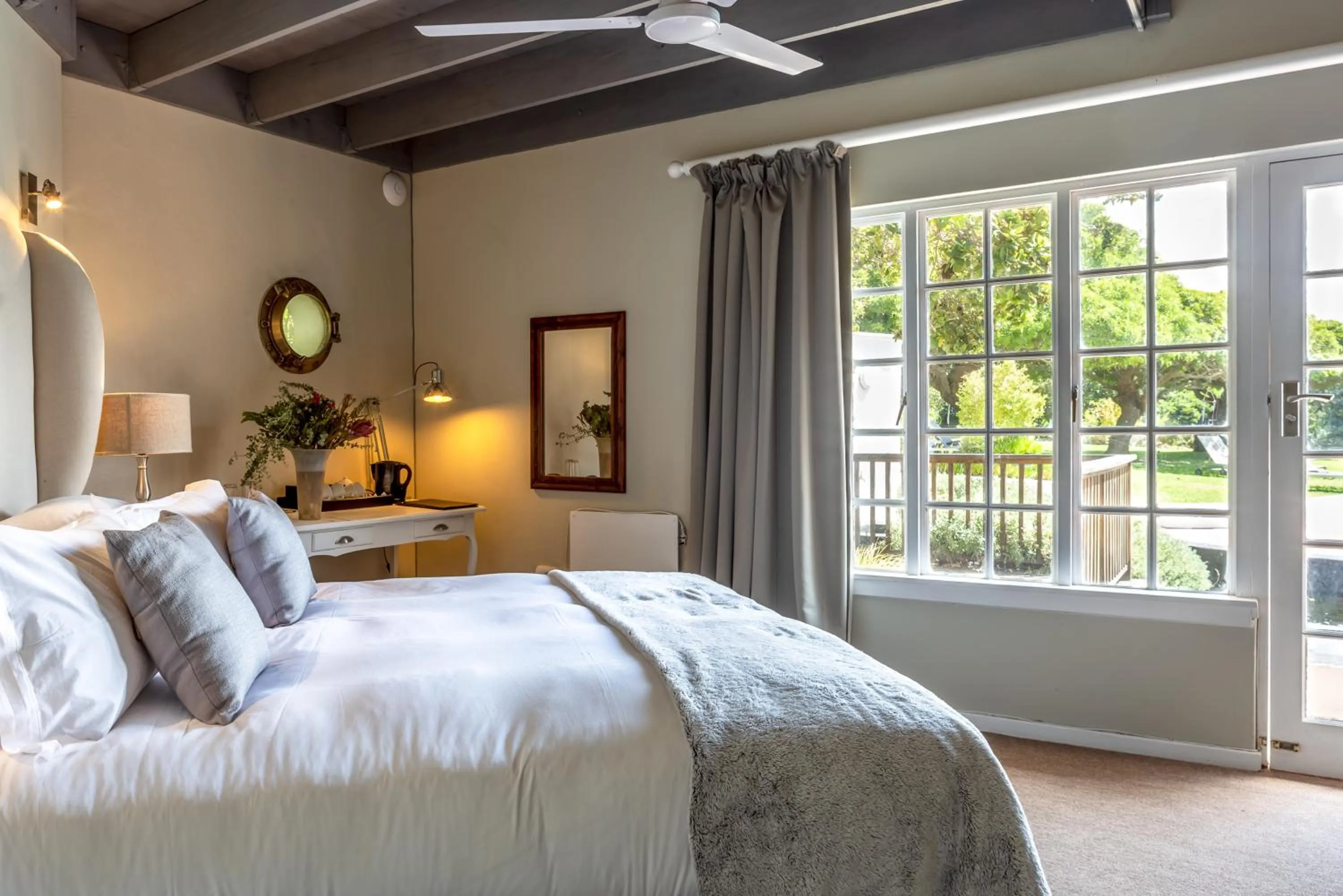 Photo of the whole room, Bed in Whale Rock Luxury Lodge