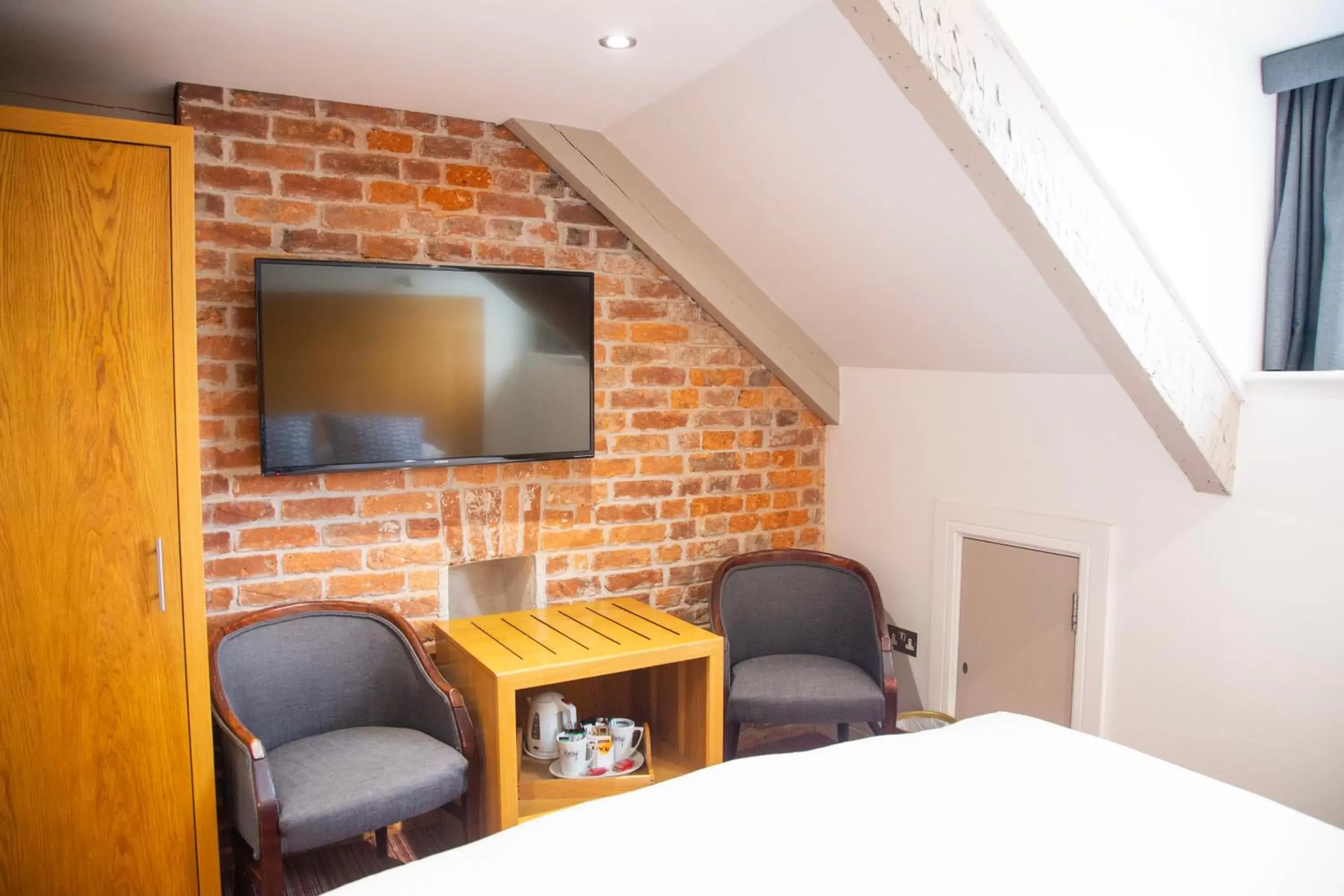Bedroom, TV/Entertainment Center in Mannings Hotel