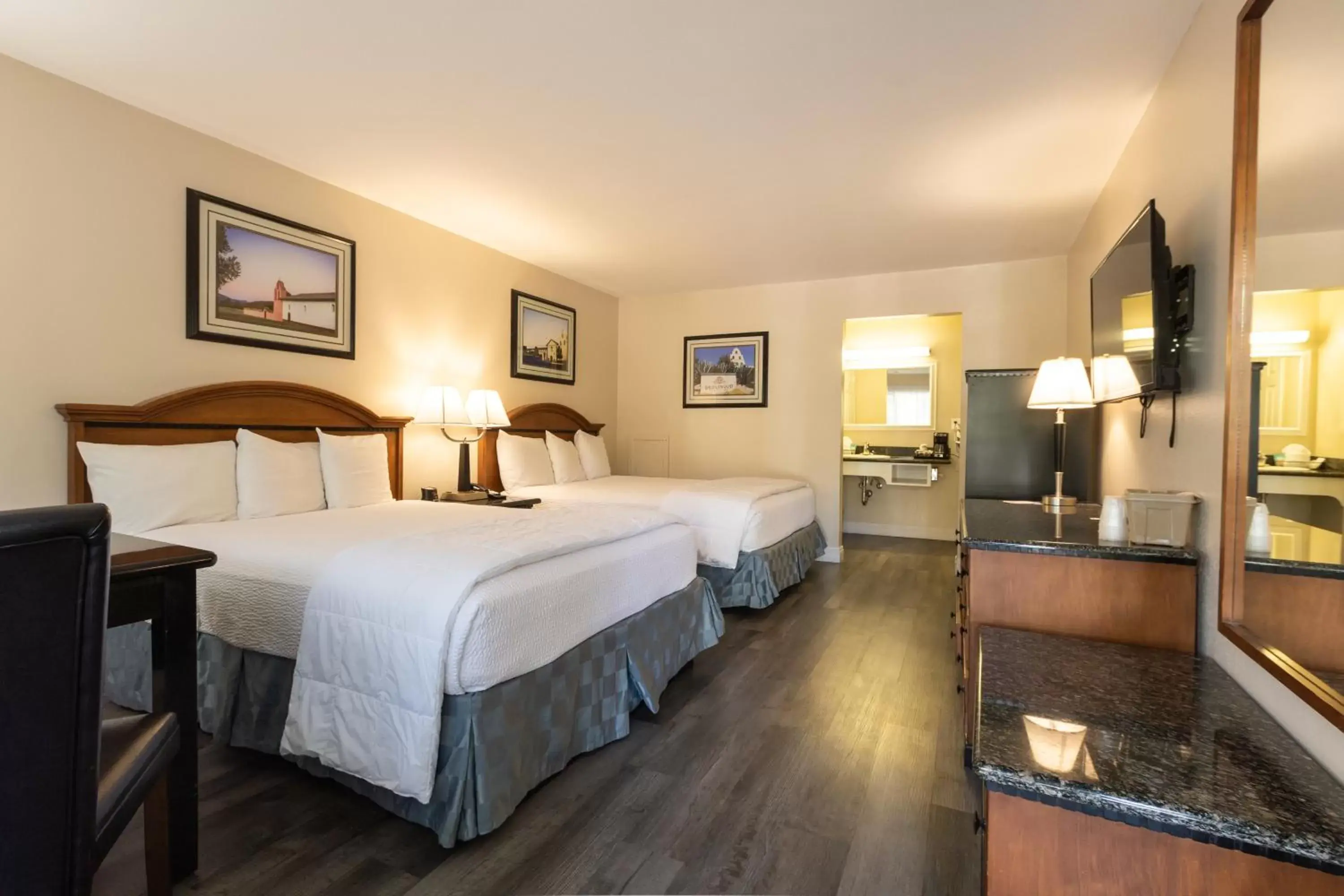 Bedroom, Bed in King Frederik Inn