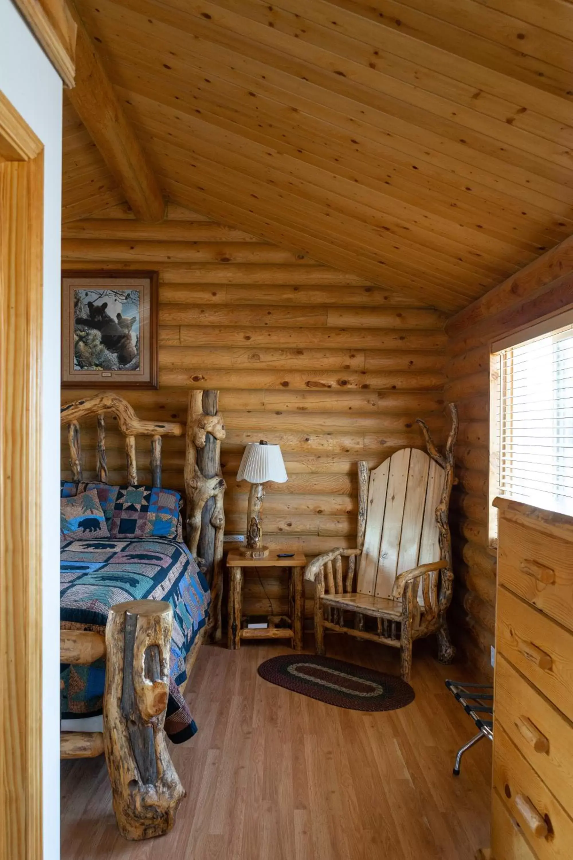 Bed, Seating Area in Country Cabins Inn