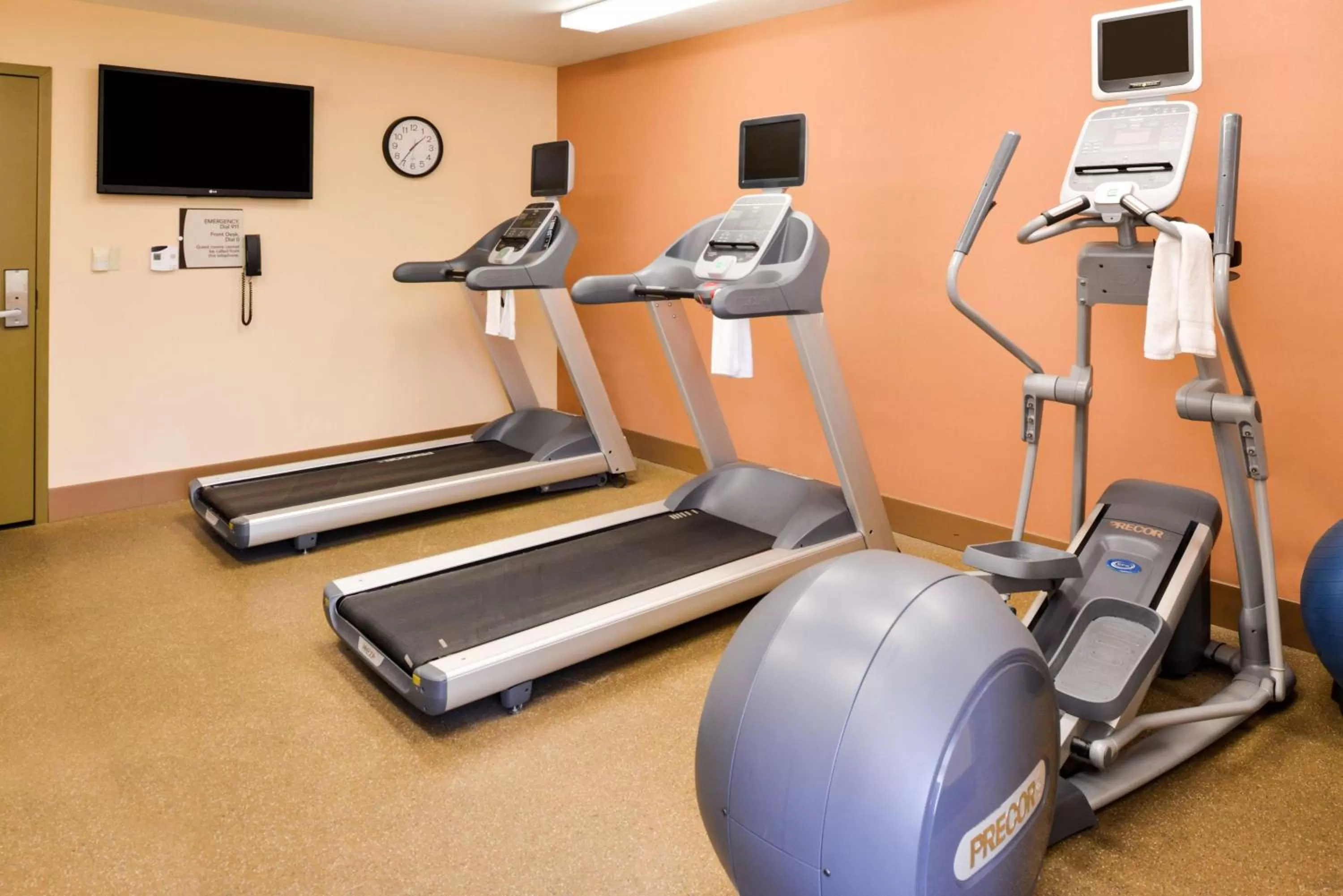 Fitness centre/facilities in Homewood Suites by Hilton Fresno