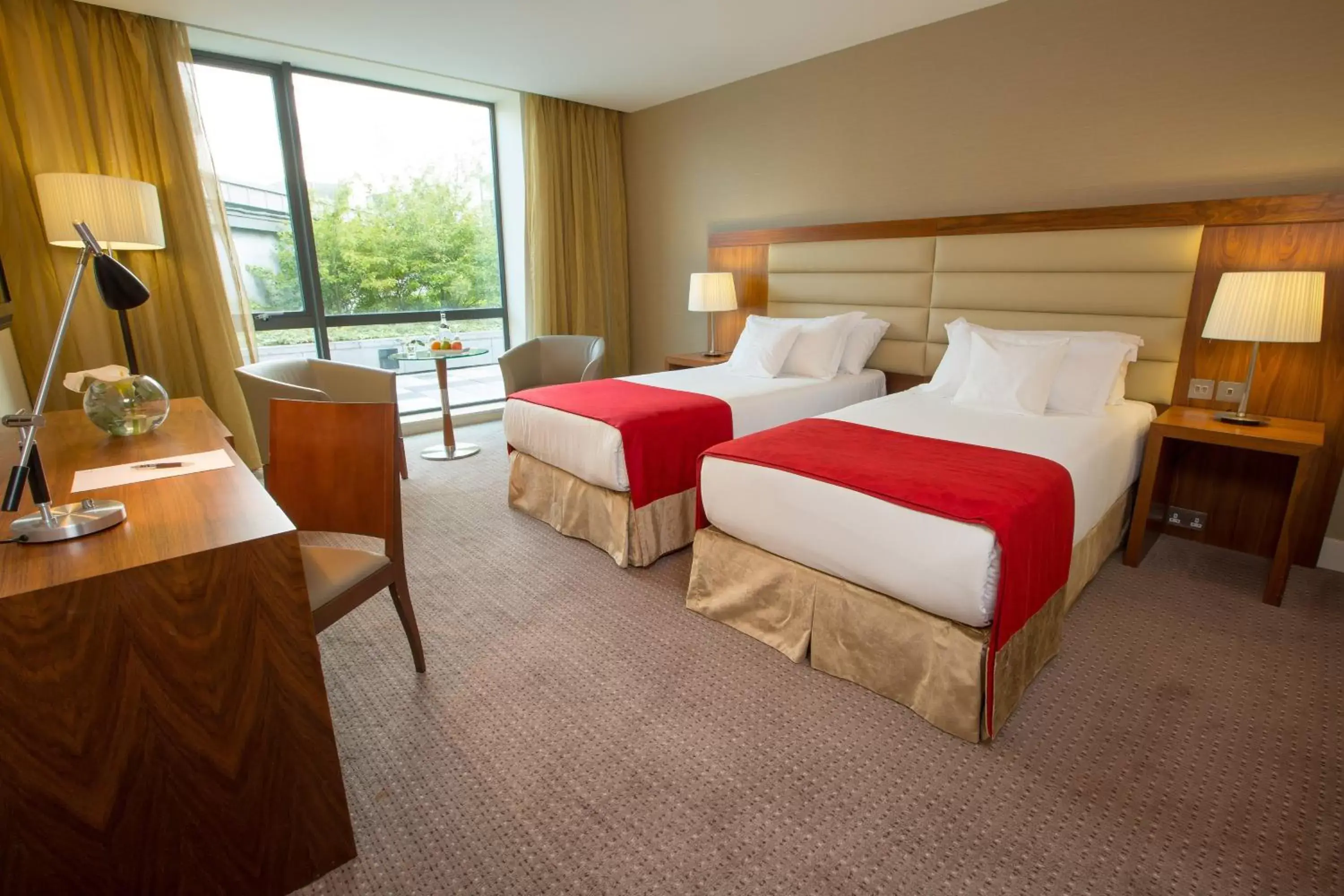 Photo of the whole room, Bed in Sheraton Athlone Hotel