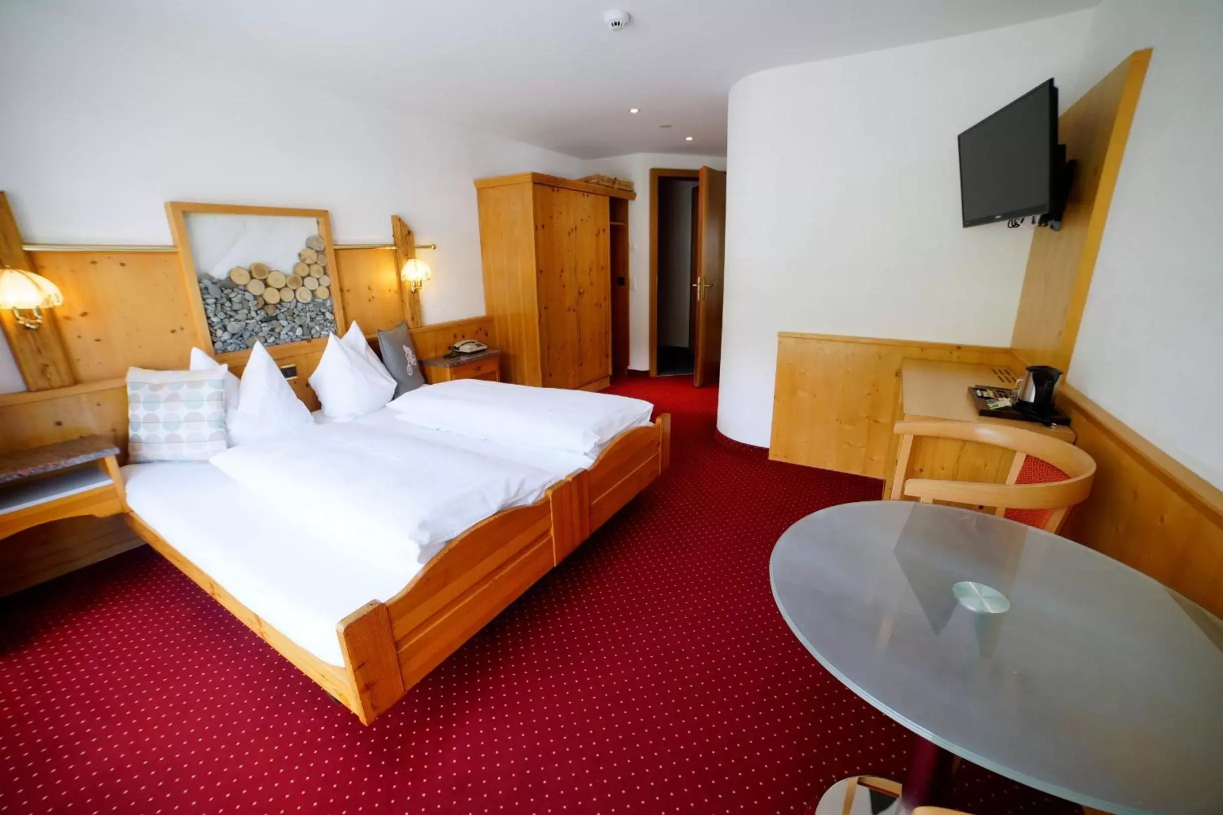 Bedroom, Bed in Hotel Crystal