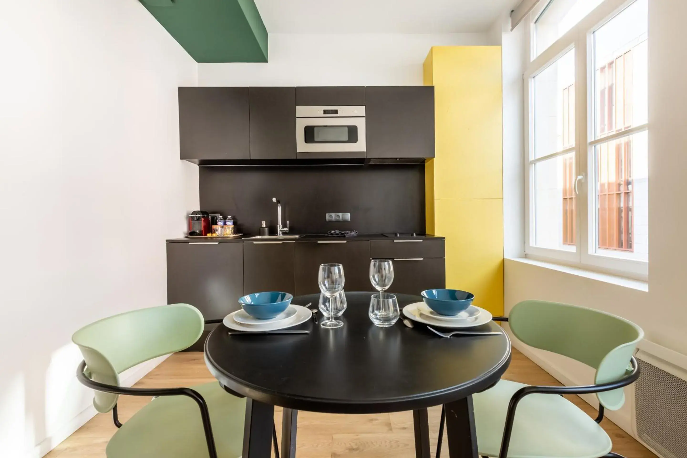 Kitchen or kitchenette, Dining Area in Le Chat Qui Dort - Vieux Lille II