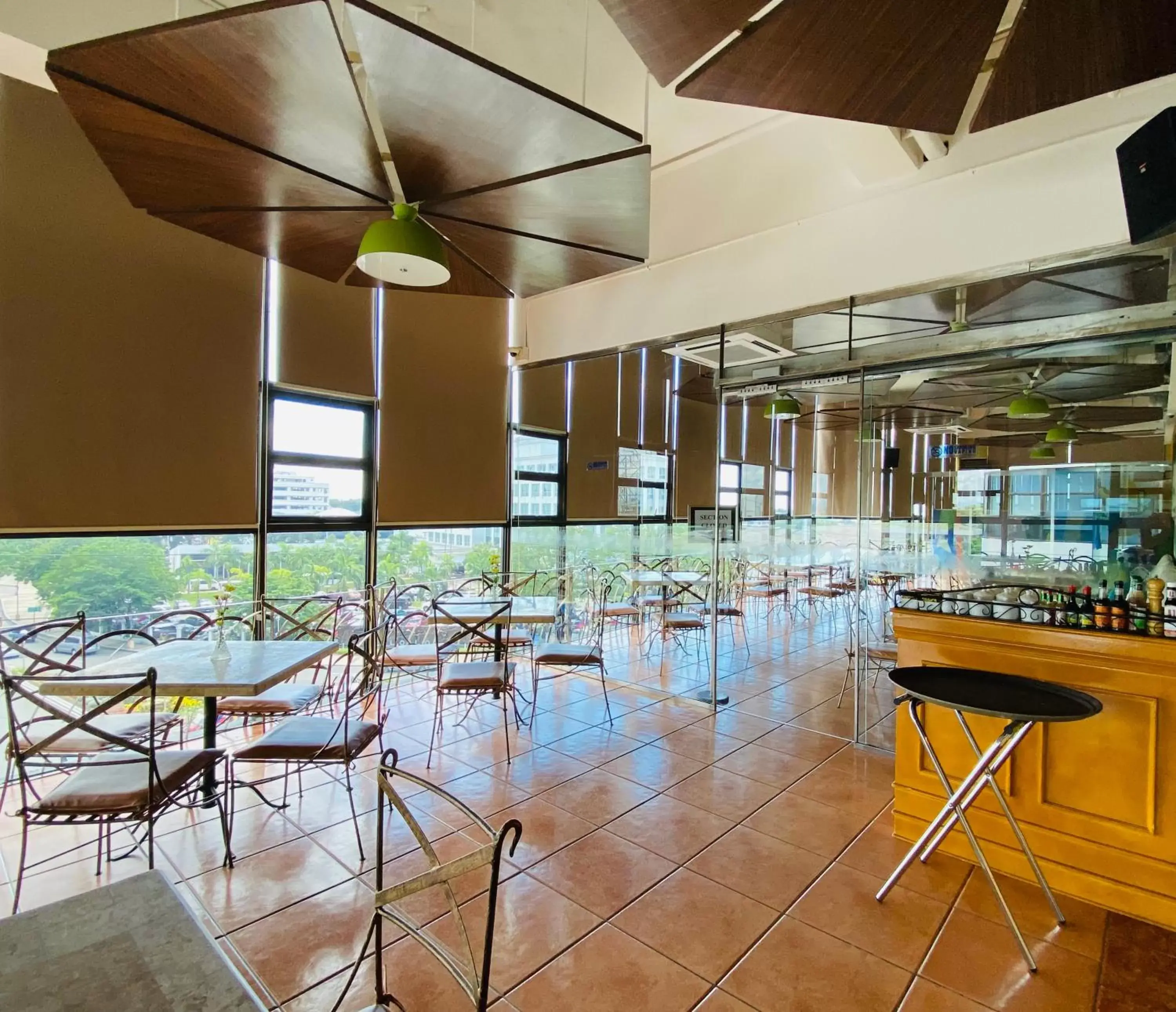 Restaurant/Places to Eat in Days Hotel by Wyndham Iloilo