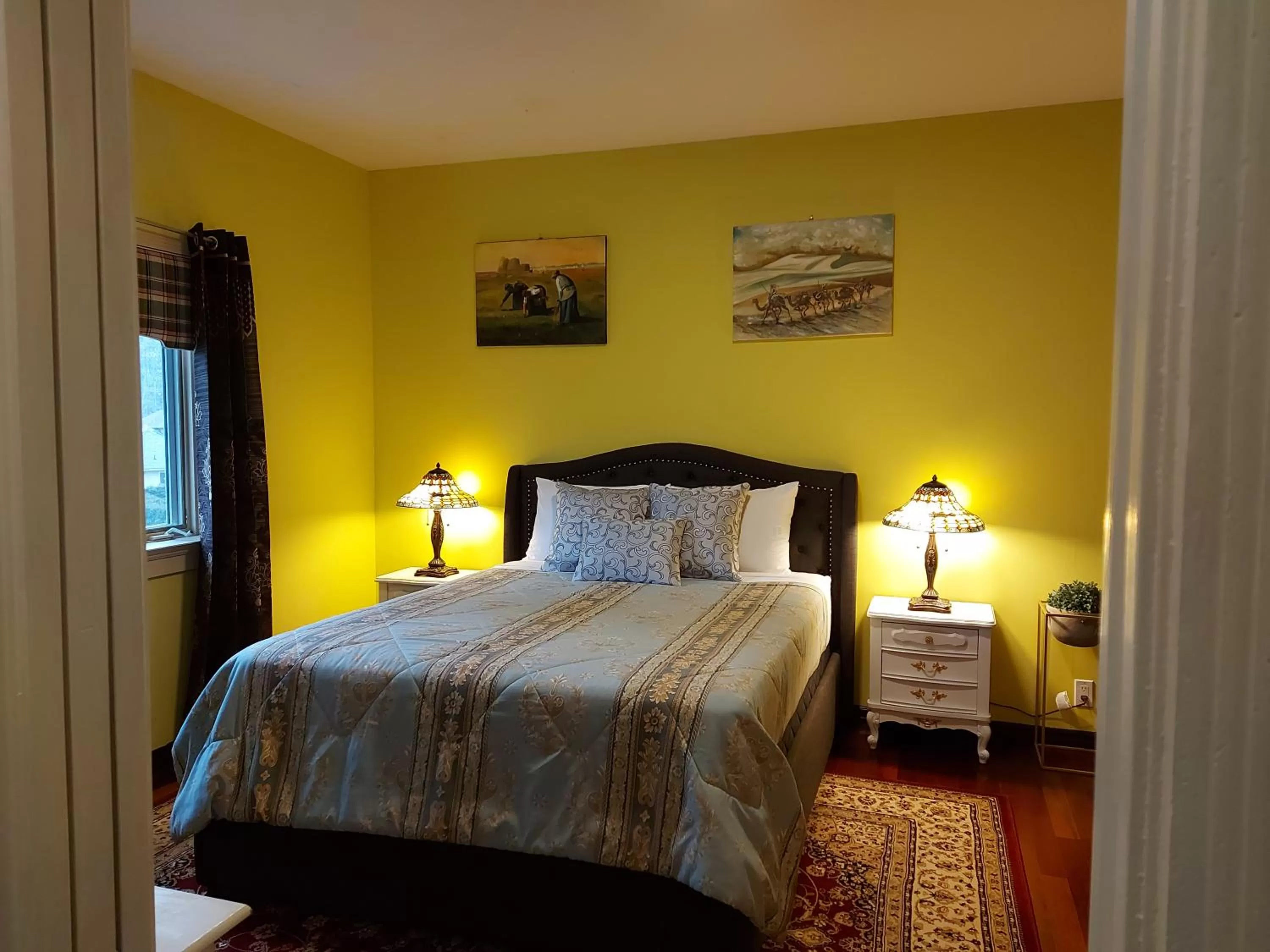 Bedroom, Bed in Summer Express Kelowna B&B - Villa Bellissimo Fran-Talia