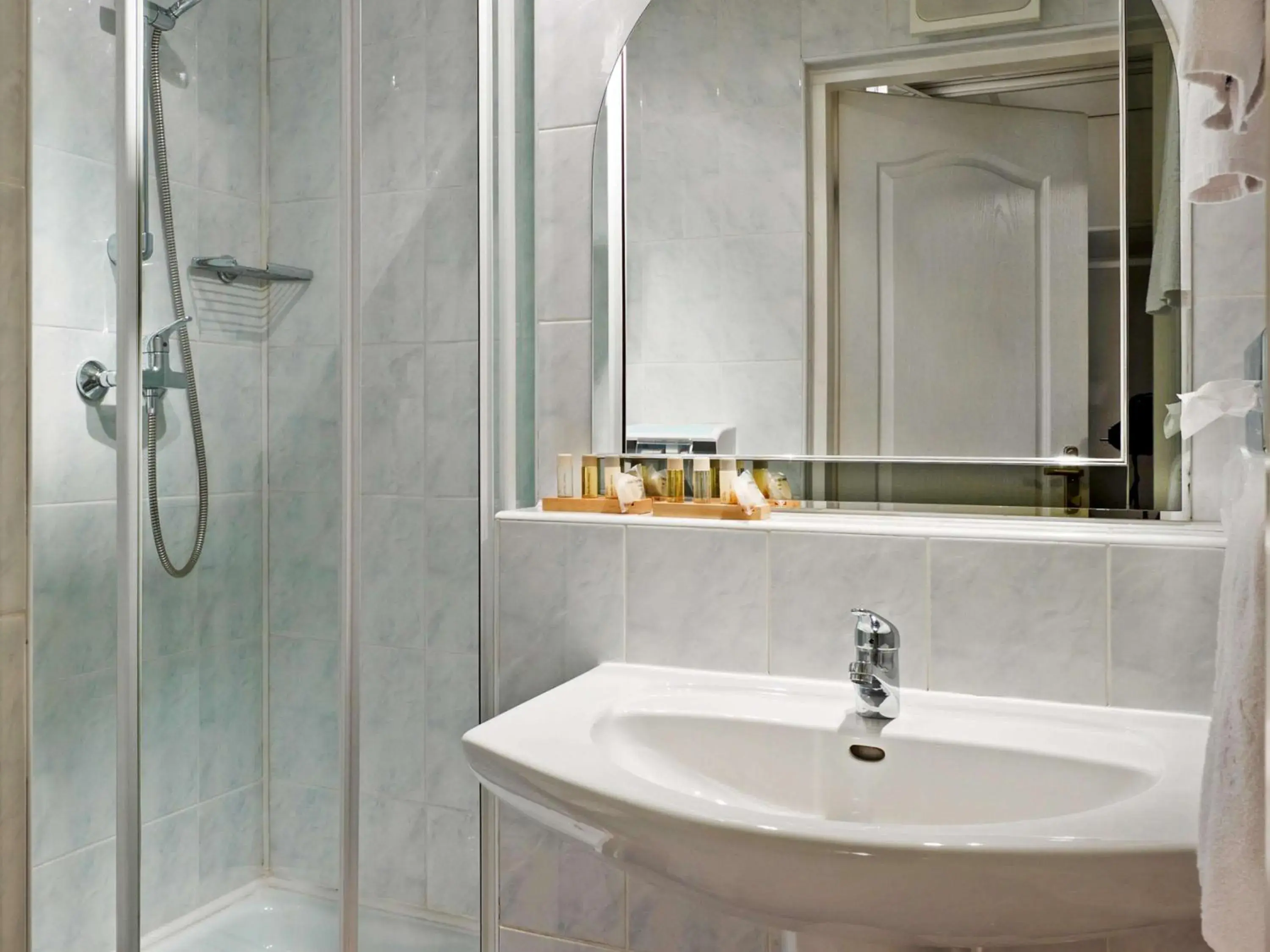 Photo of the whole room, Bathroom in Ibis Style Bielsko Biala
