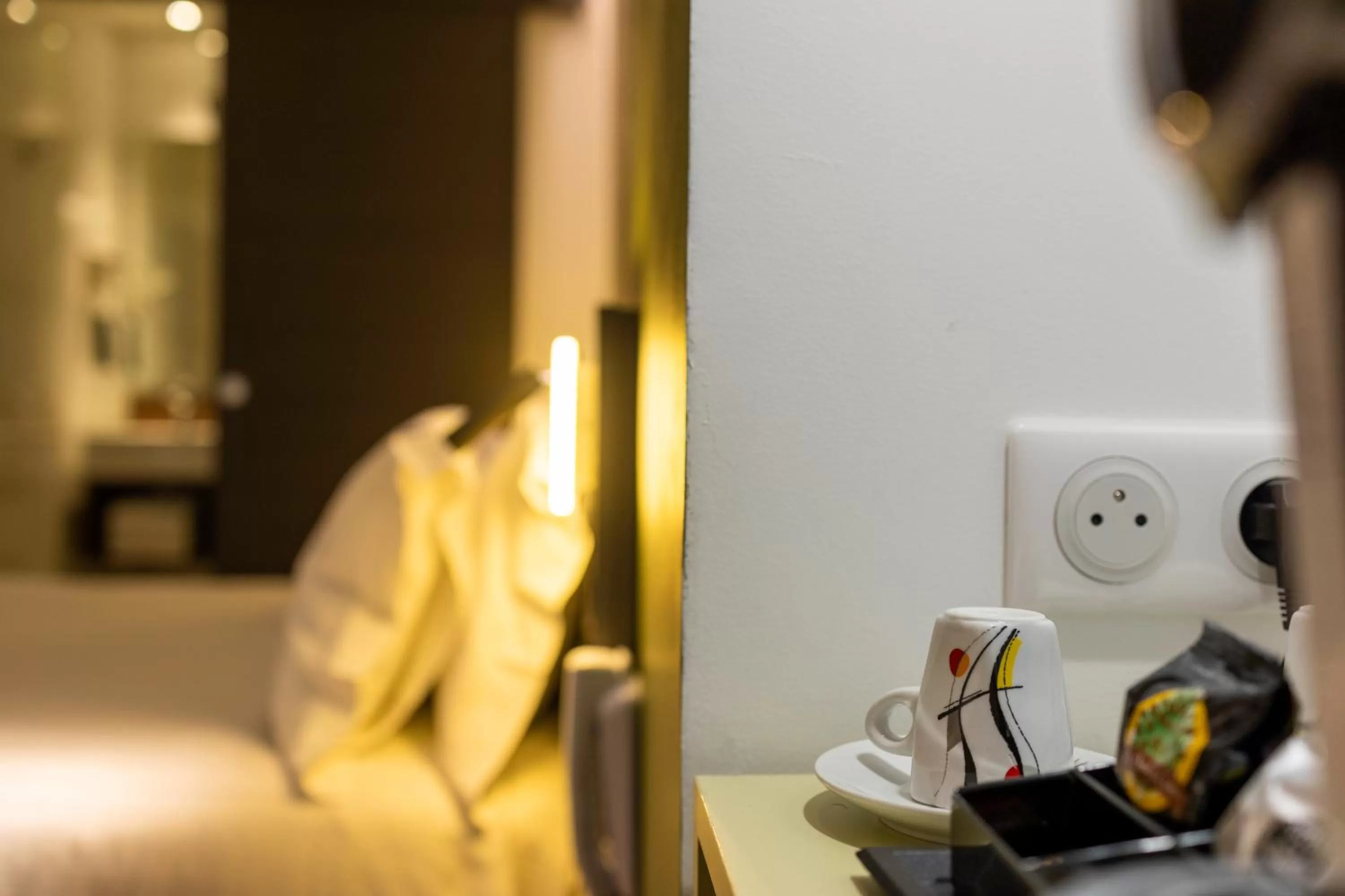 Coffee/tea facilities, Bed in Hôtel restaurant Kyriad Fréjus