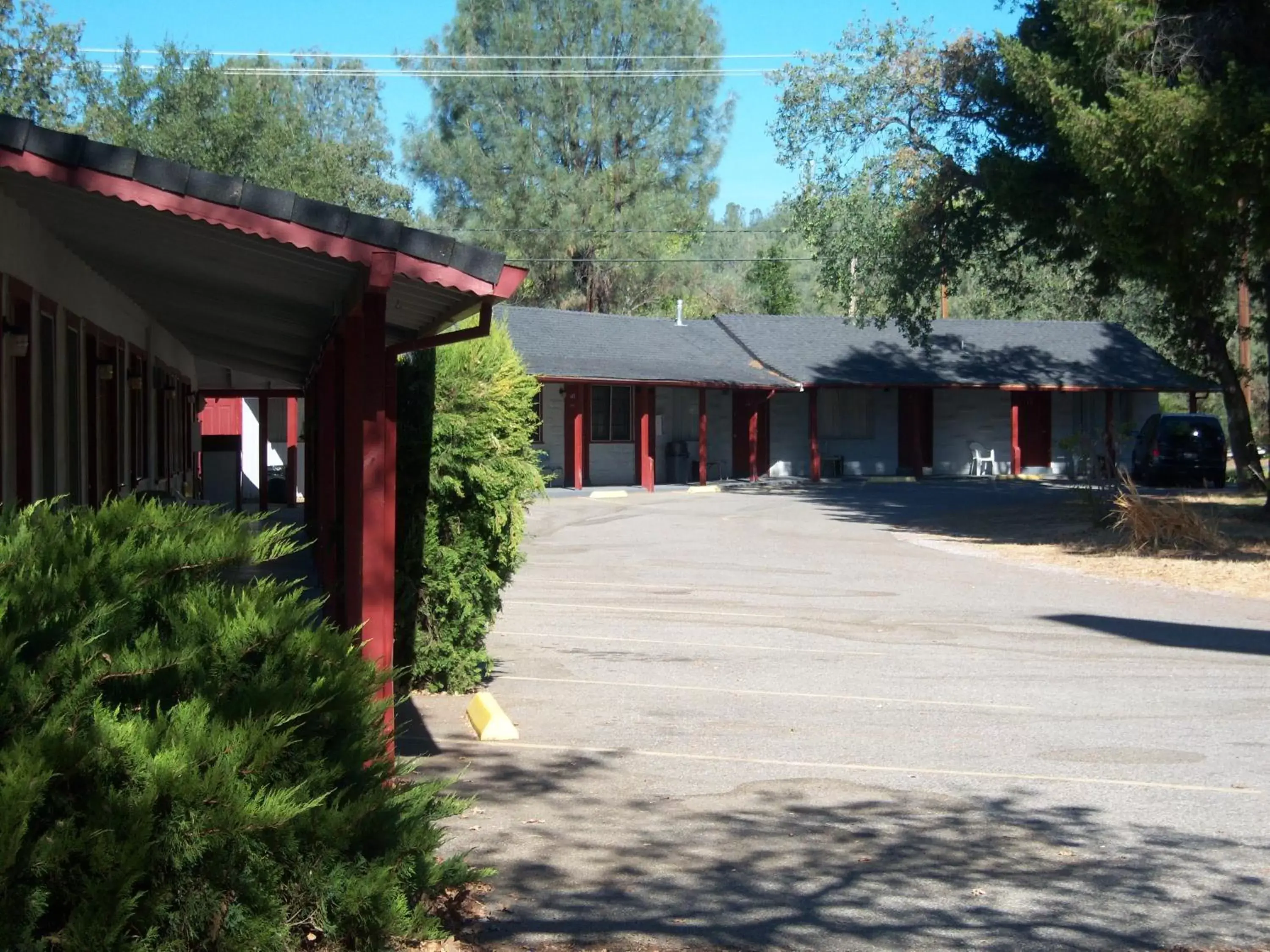 Facade/entrance, Property Building in Shasta Dam Motel