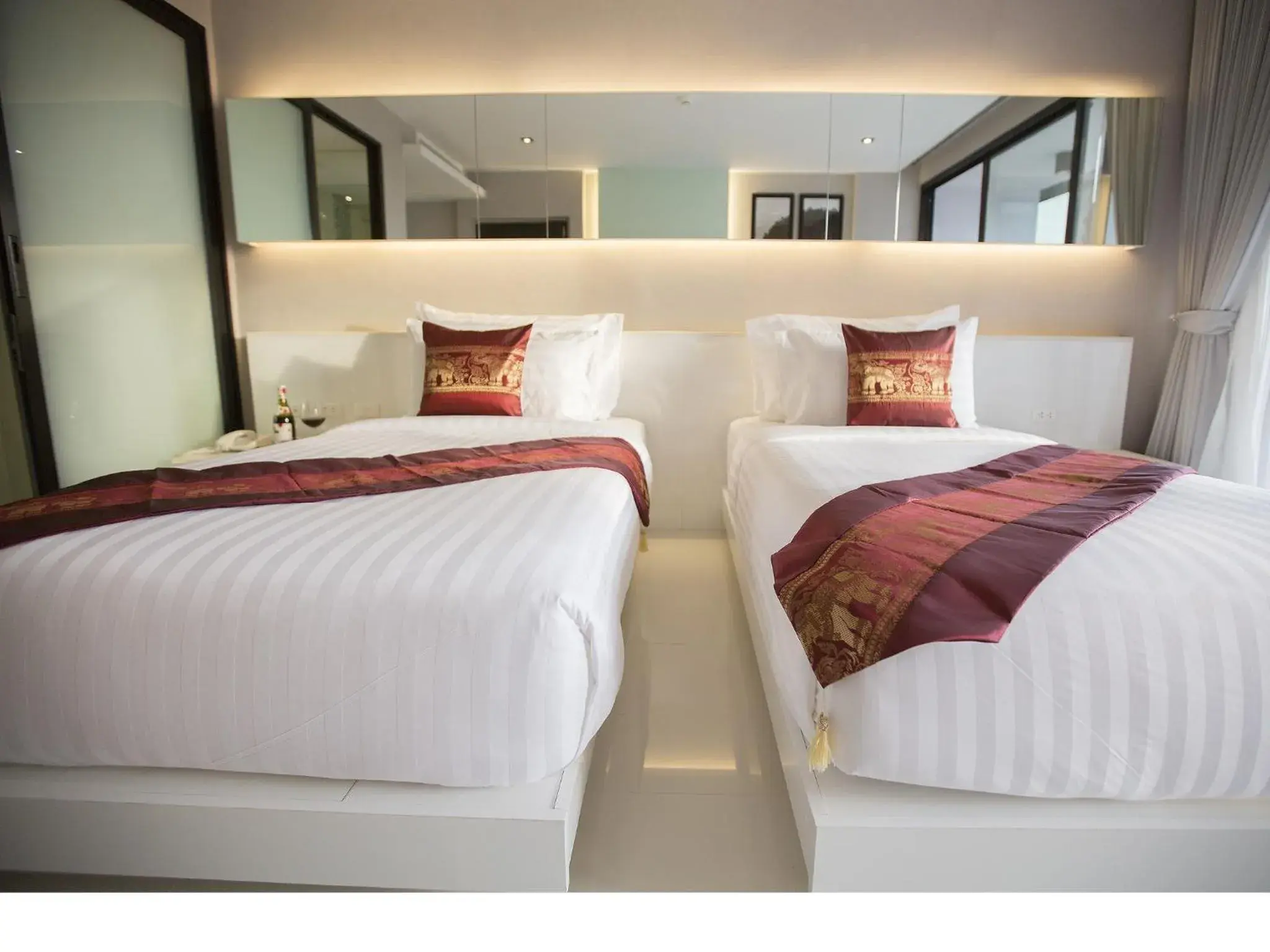 Photo of the whole room, Bed in Serenotel Pattaya