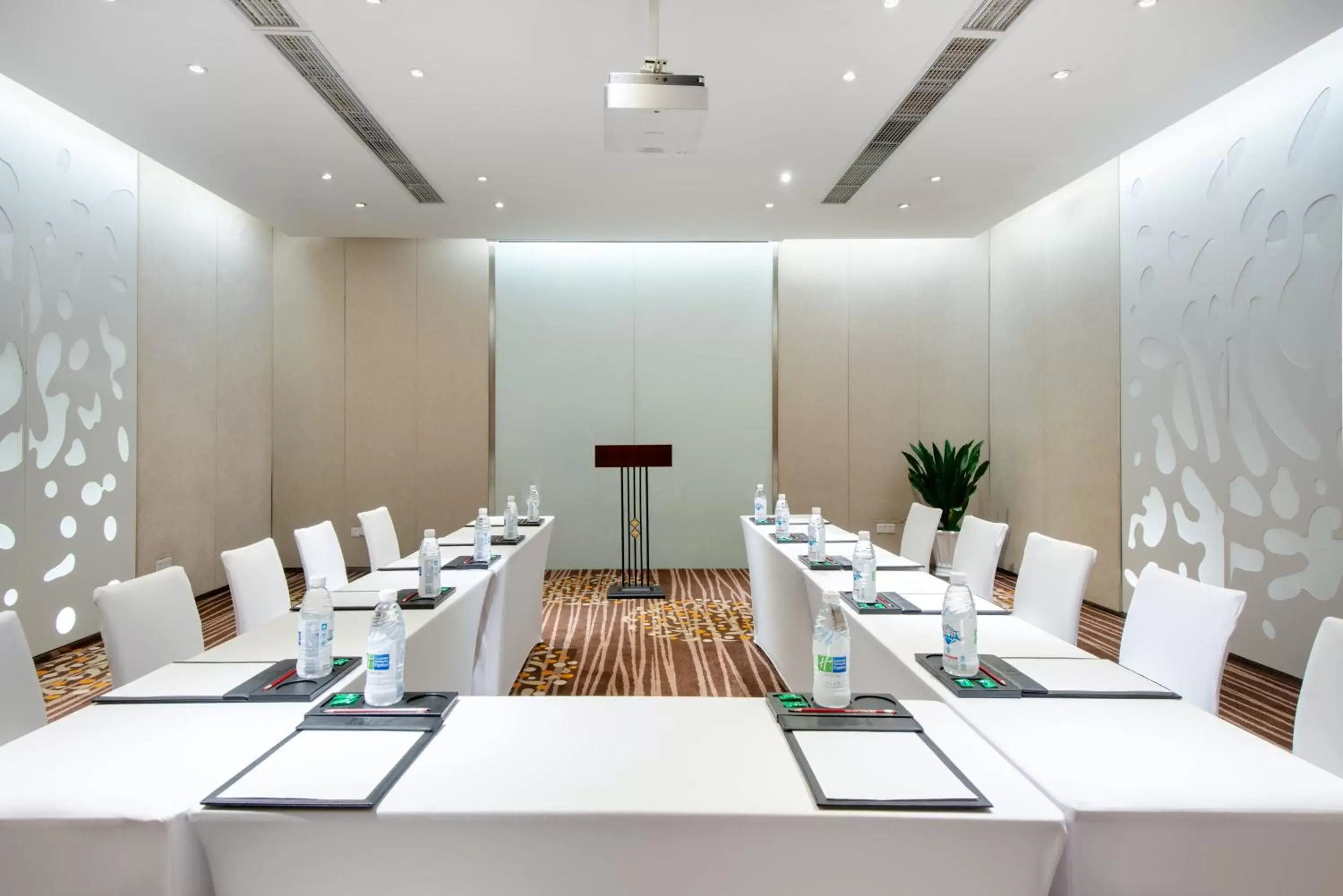 Meeting/conference room in Holiday Inn Express Gulou Chengdu, an IHG Hotel