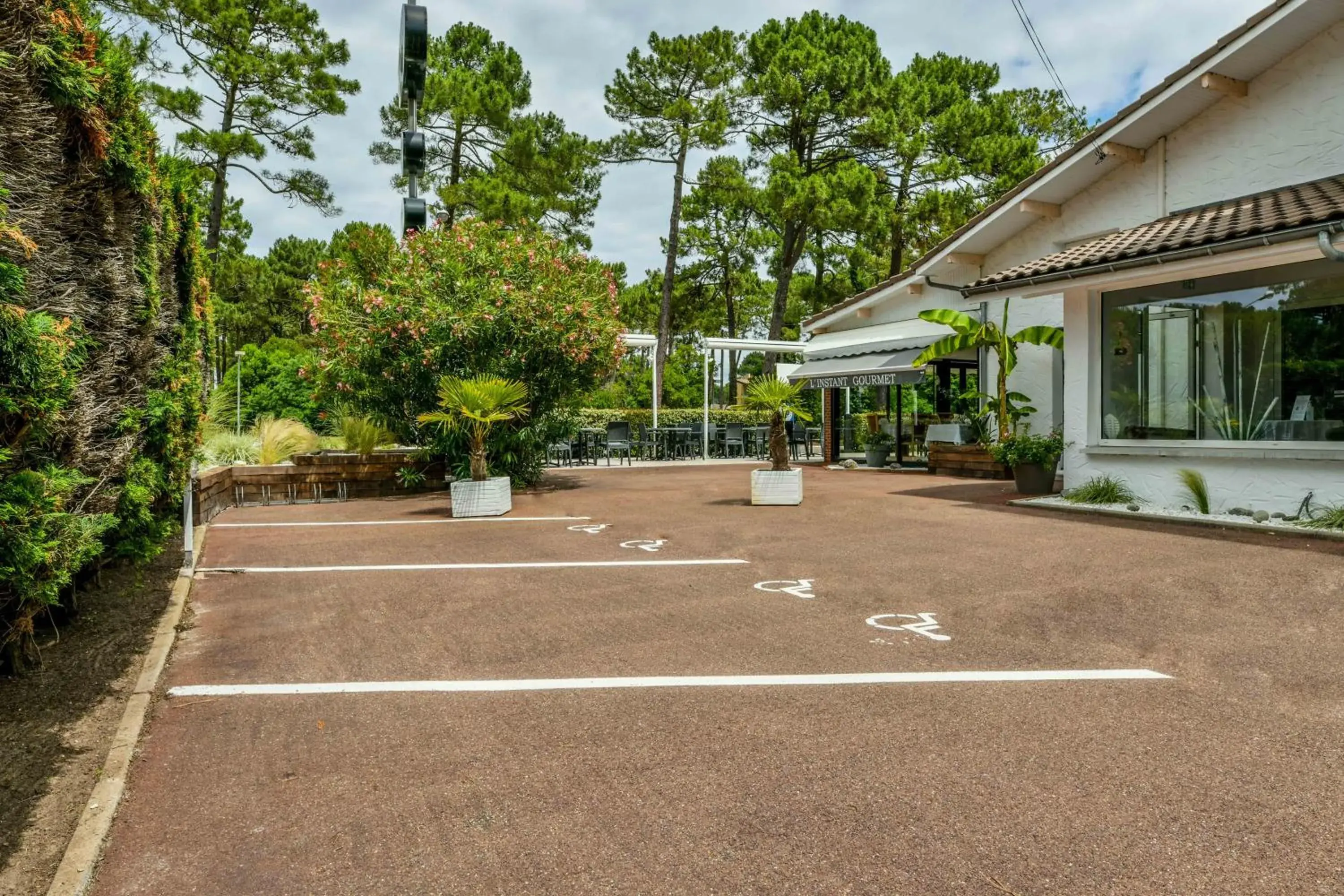 Property building in Hôtel Restaurant La Forestière