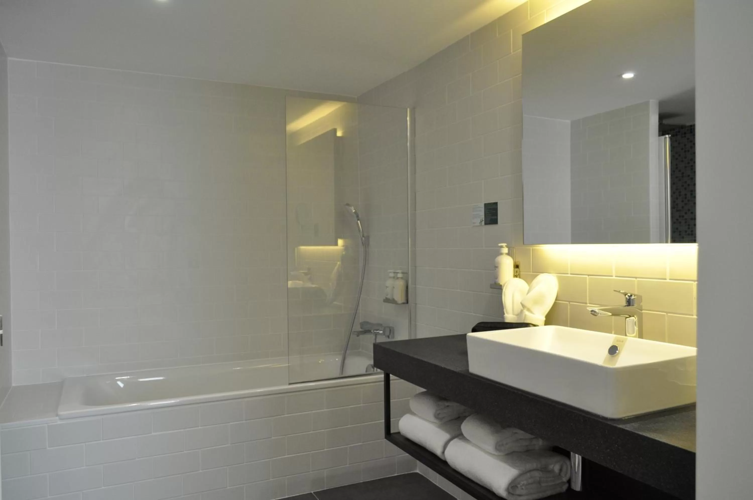 Bathroom, Bed in Holiday Inn - Bordeaux-Merignac by IHG