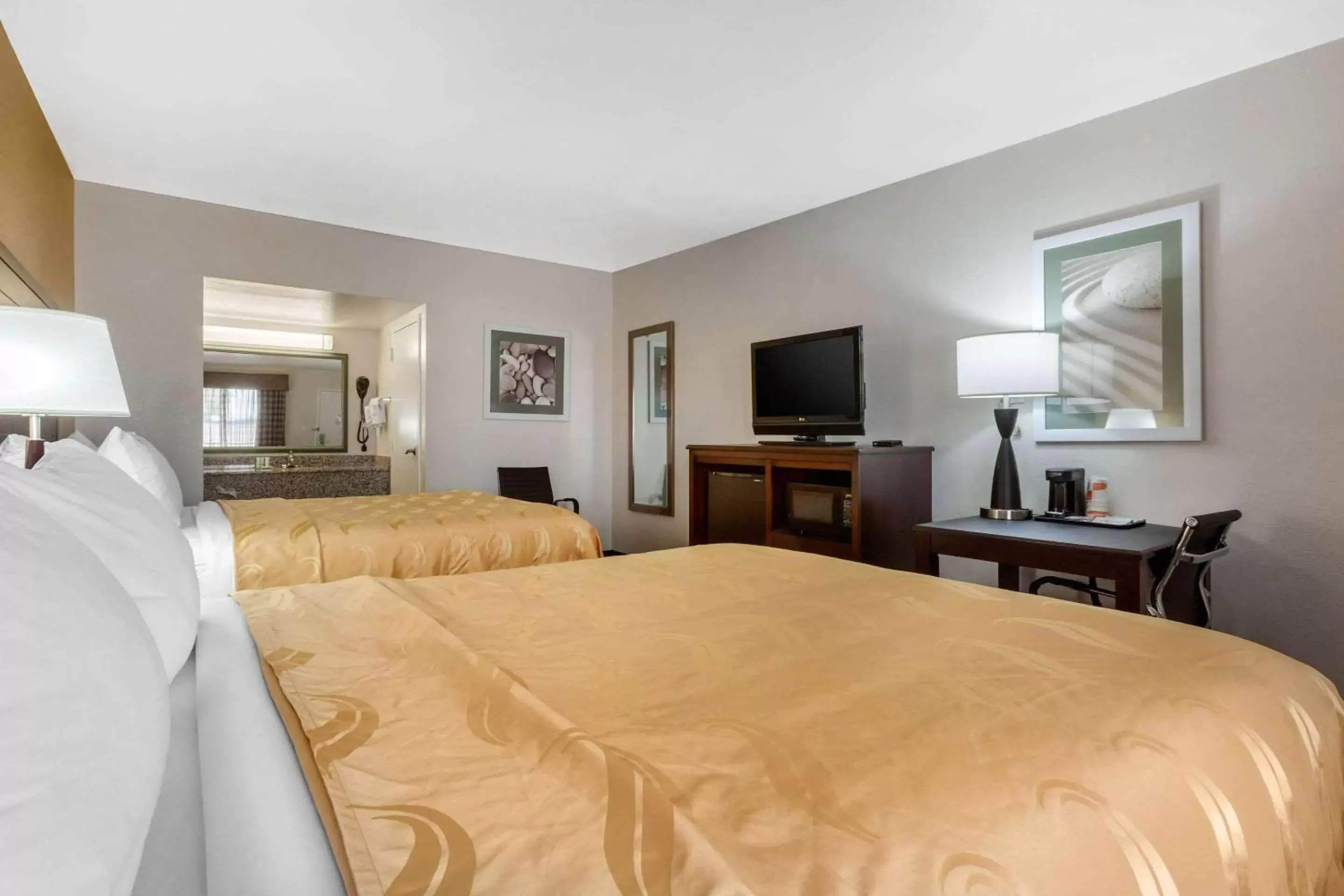 Photo of the whole room, Bed in Quality Inn & Suites near Downtown Mesa