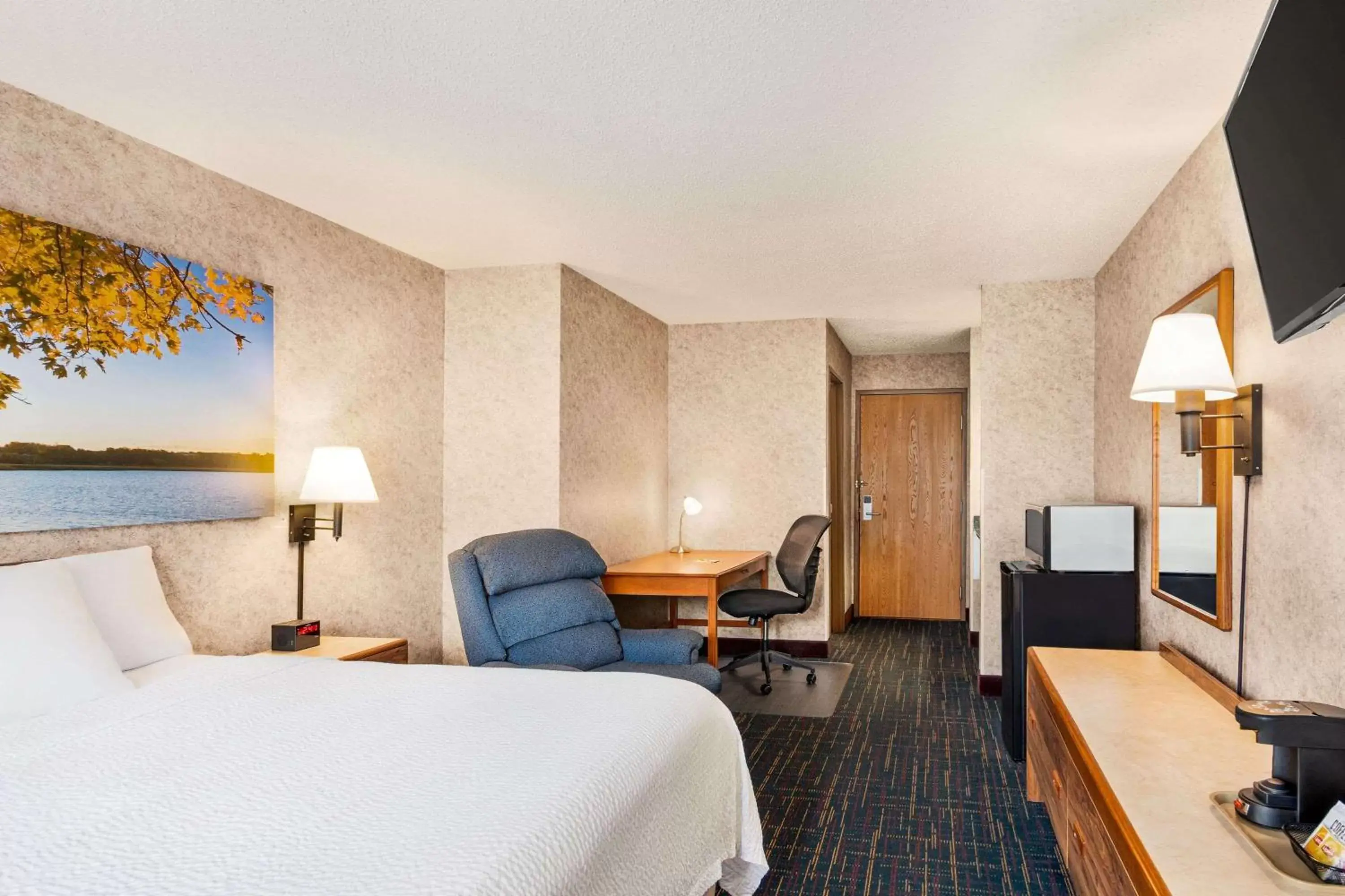 Photo of the whole room, Bed in Days Inn by Wyndham Hurley