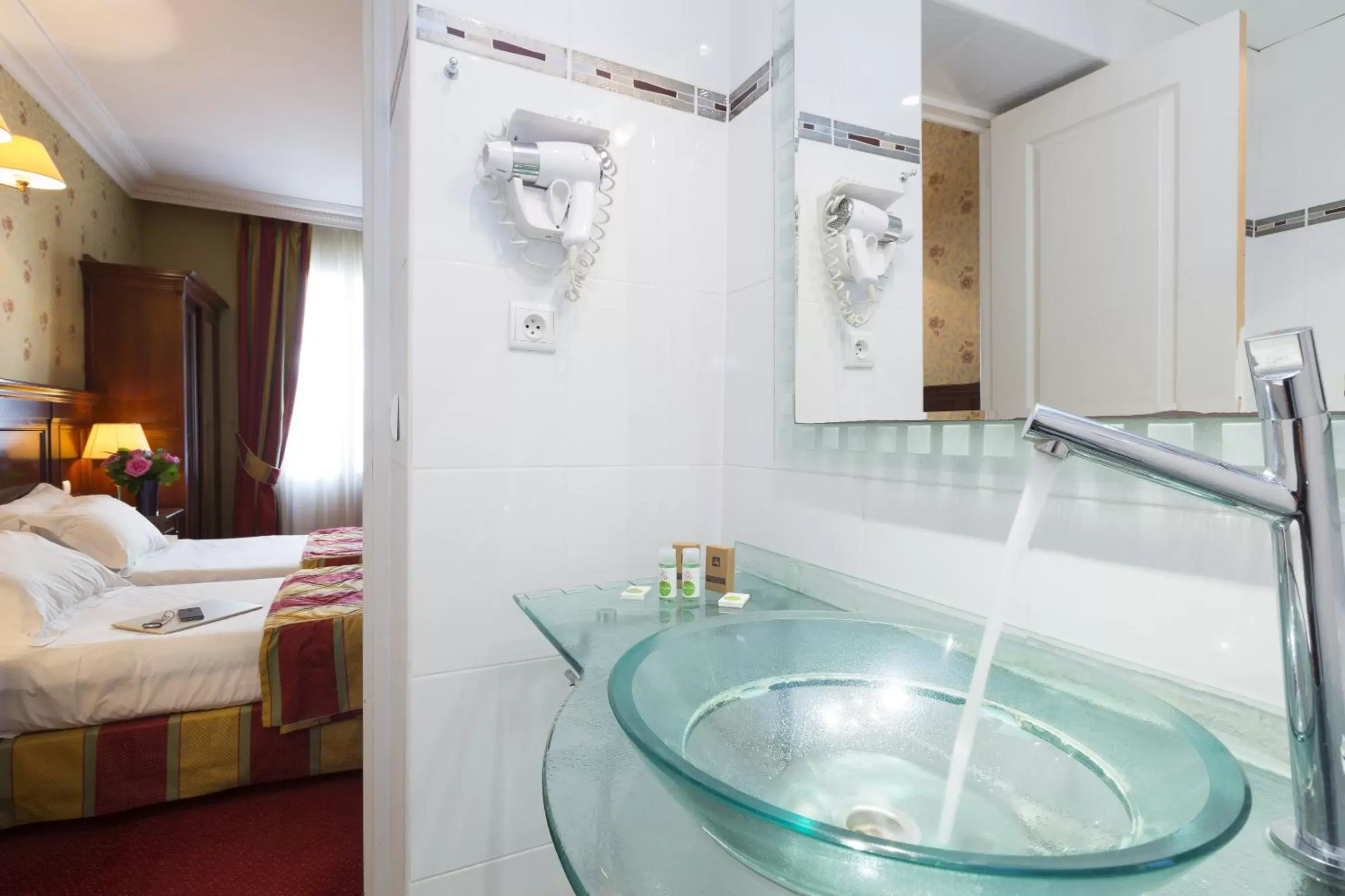 Bathroom in Elysees Niel Hotel