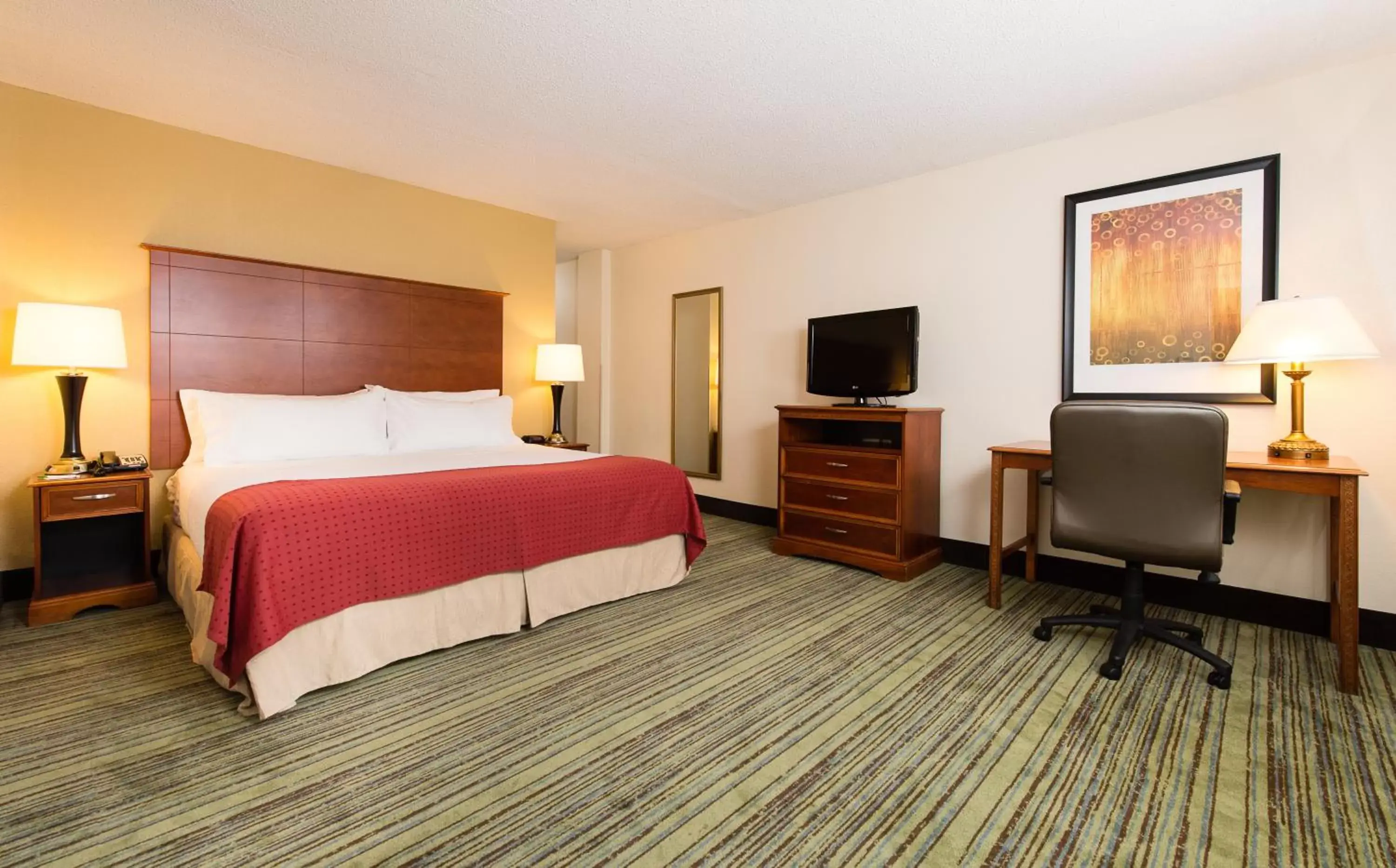 Bedroom, Bed in Holiday Inn Wilmington-Market Street, an IHG Hotel