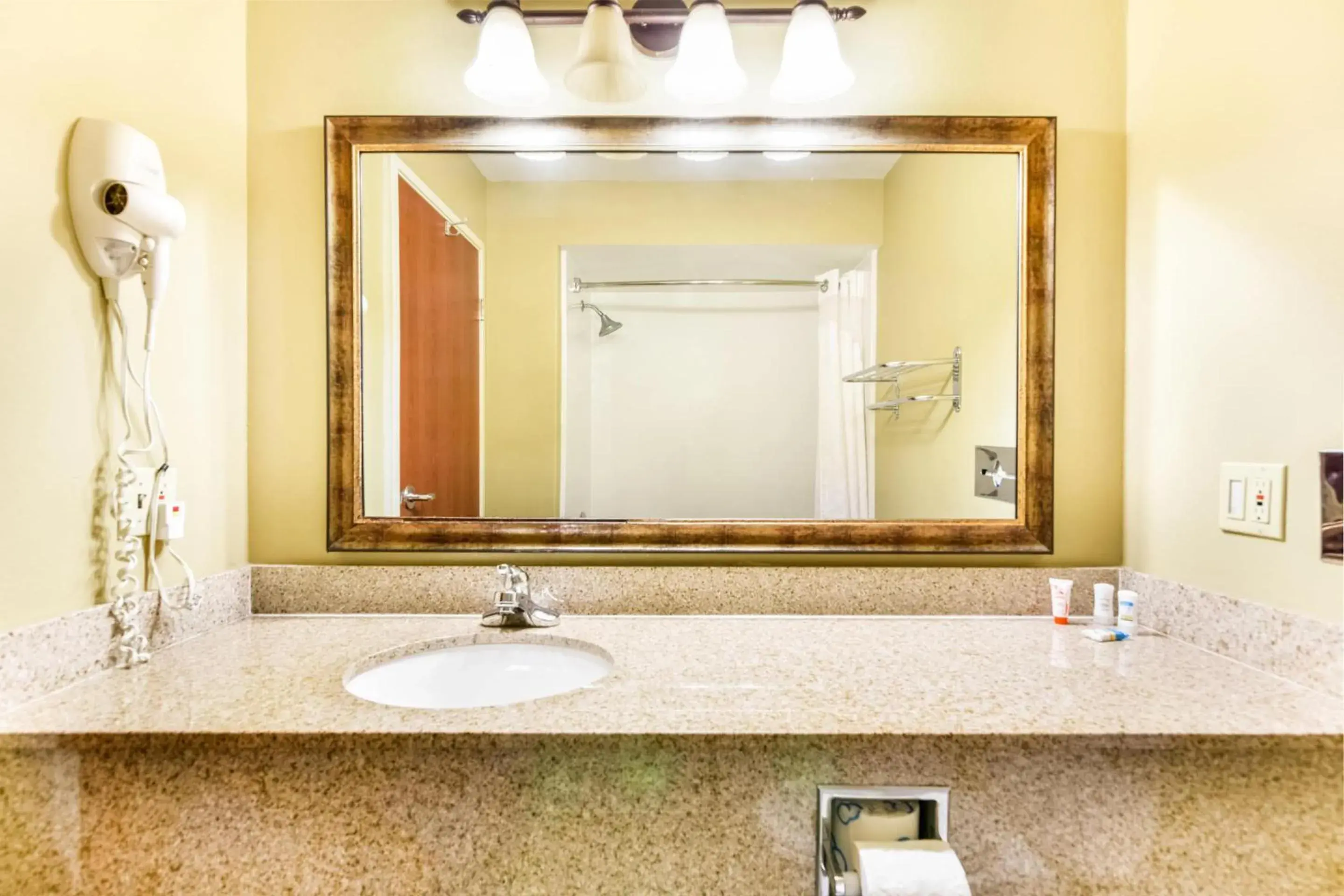 Bathroom in OYO Townhouse Oklahoma City Airport