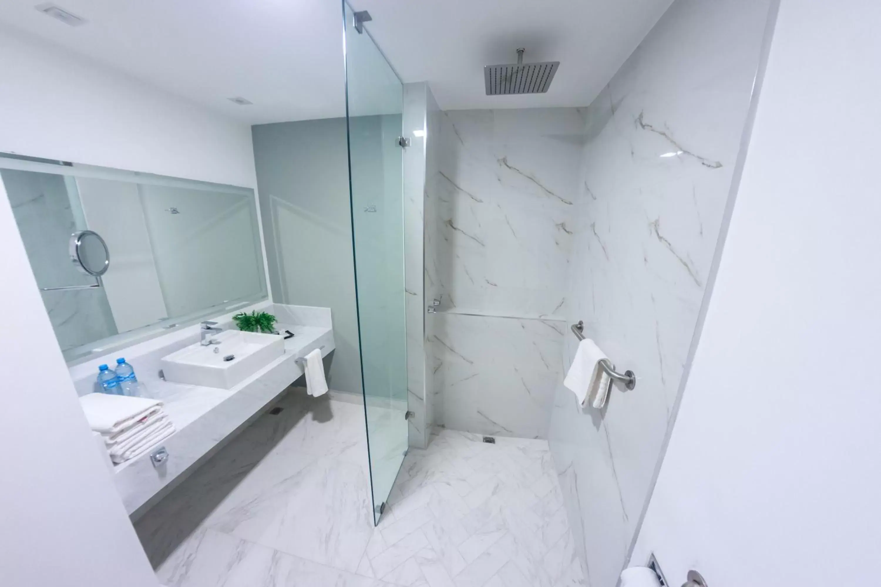 Bathroom in Hotel Fray Select