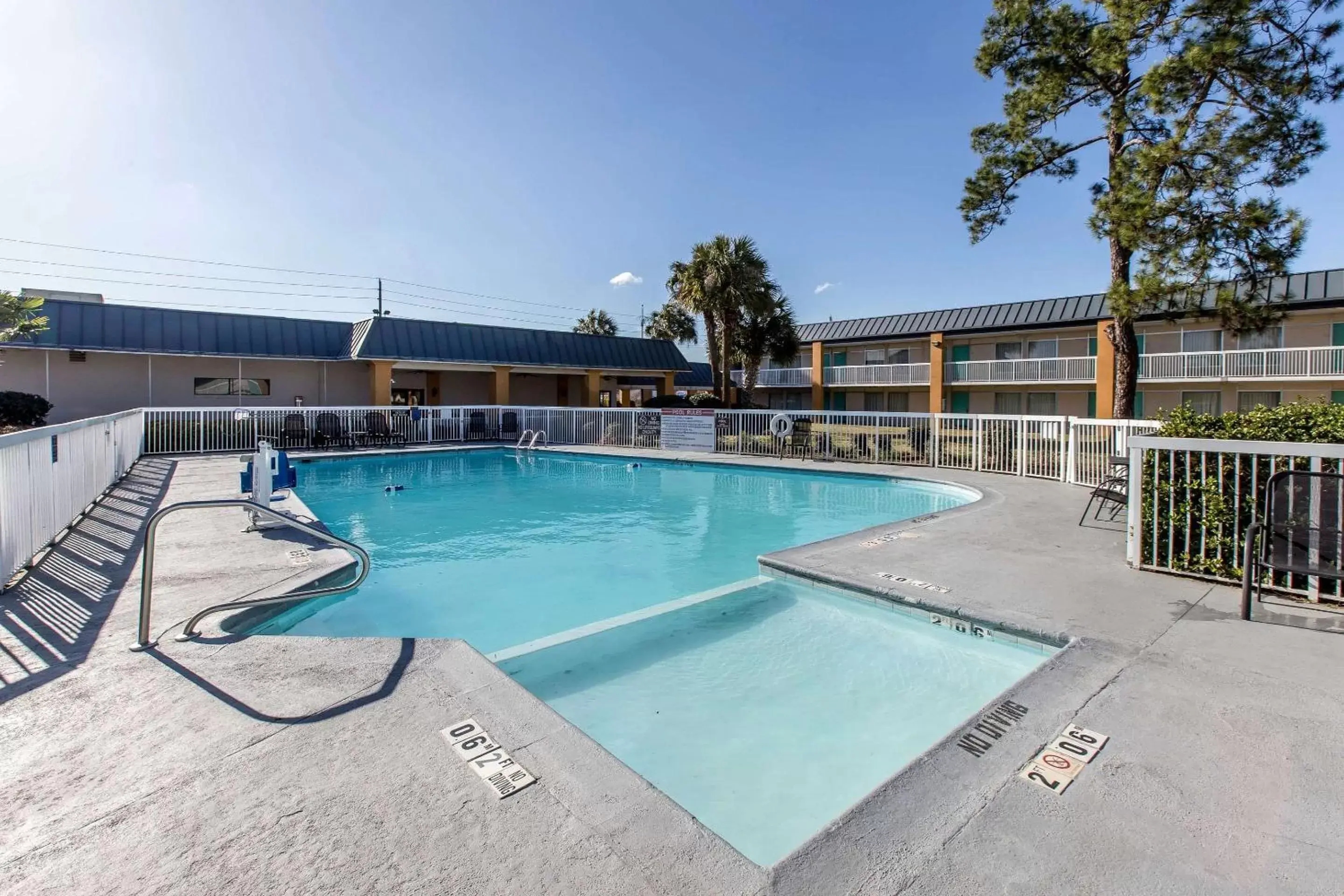 On site, Swimming Pool in Quality Inn & Suites Conference Center Thomasville