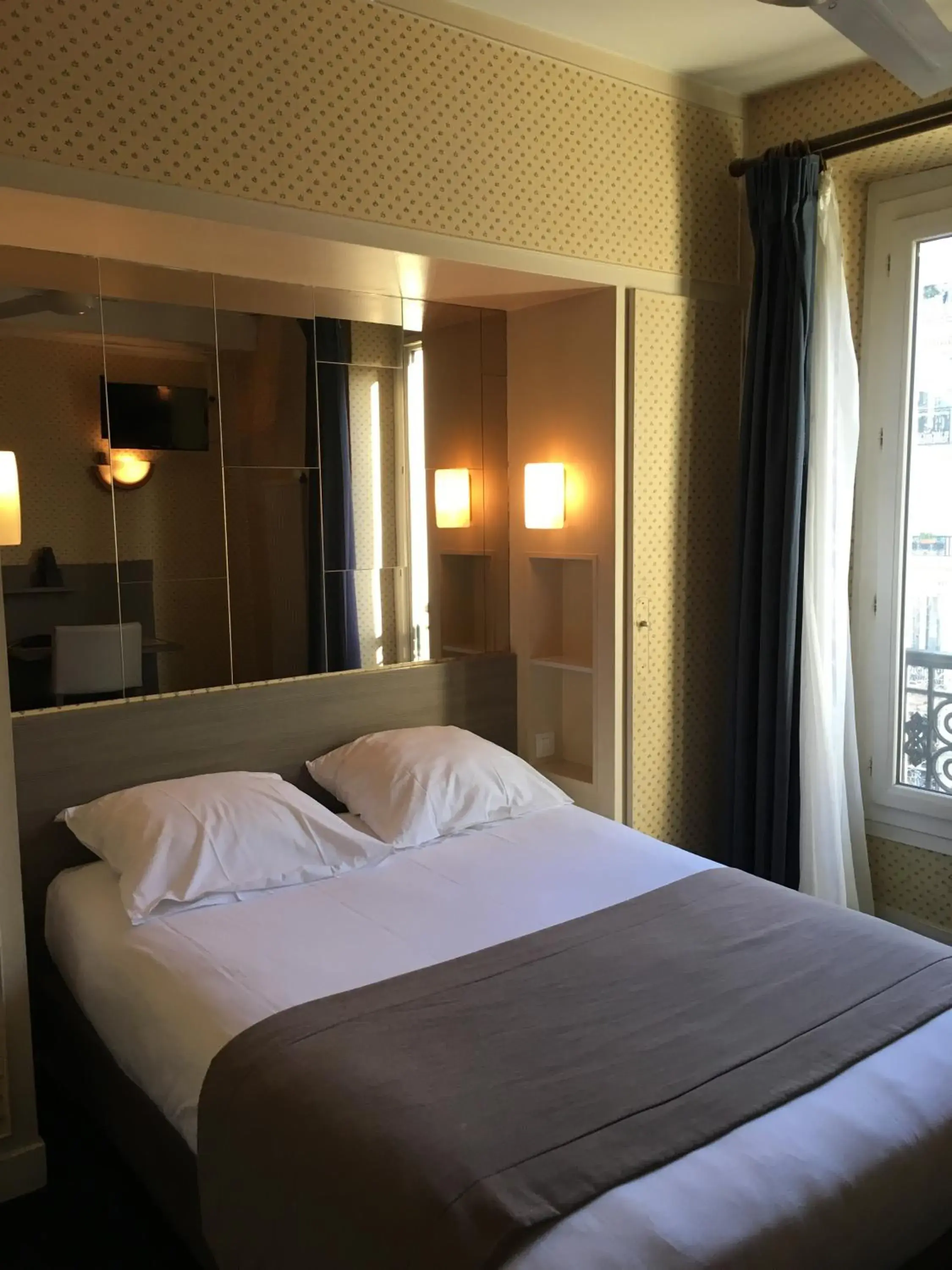 Bed in Hôtel Eiffel Kensington