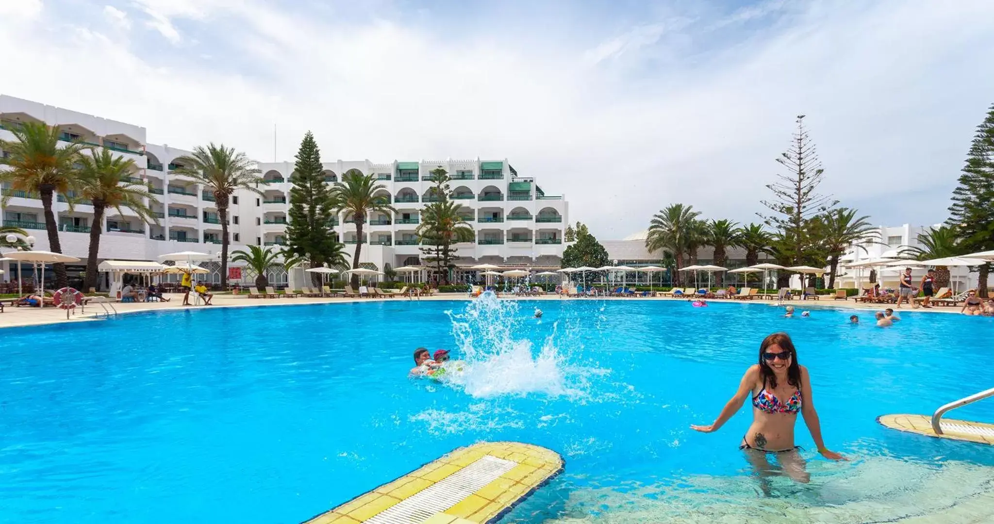 Swimming pool in El Mouradi Palace- Couple et Famille uniquement Swimming pool in El Mouradi Palace- Couple et Famille uniquement