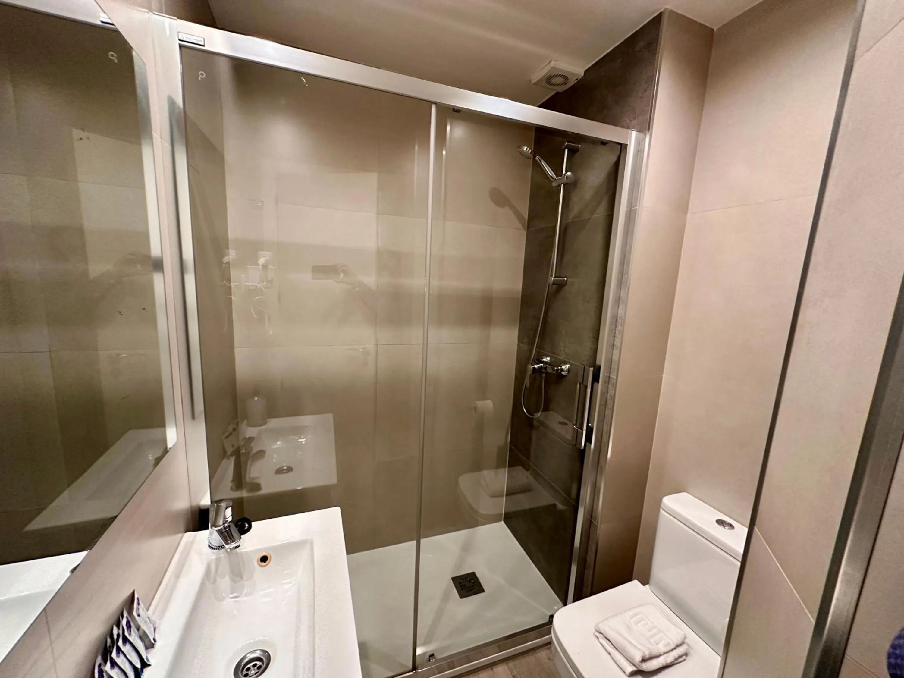 Bathroom in Far Home Gran Vía