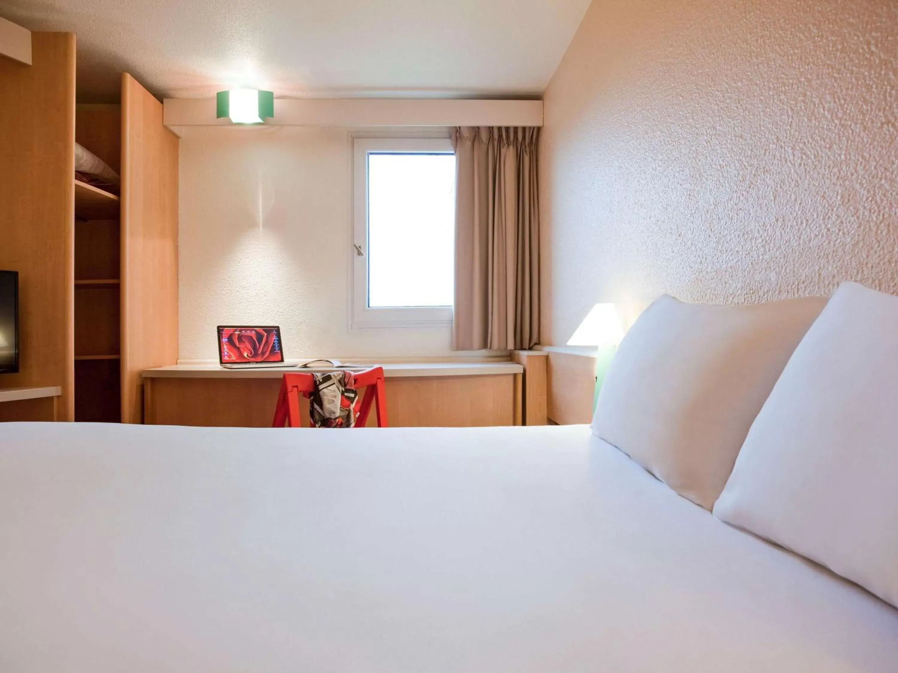 Photo of the whole room, Bed in Ibis Provins