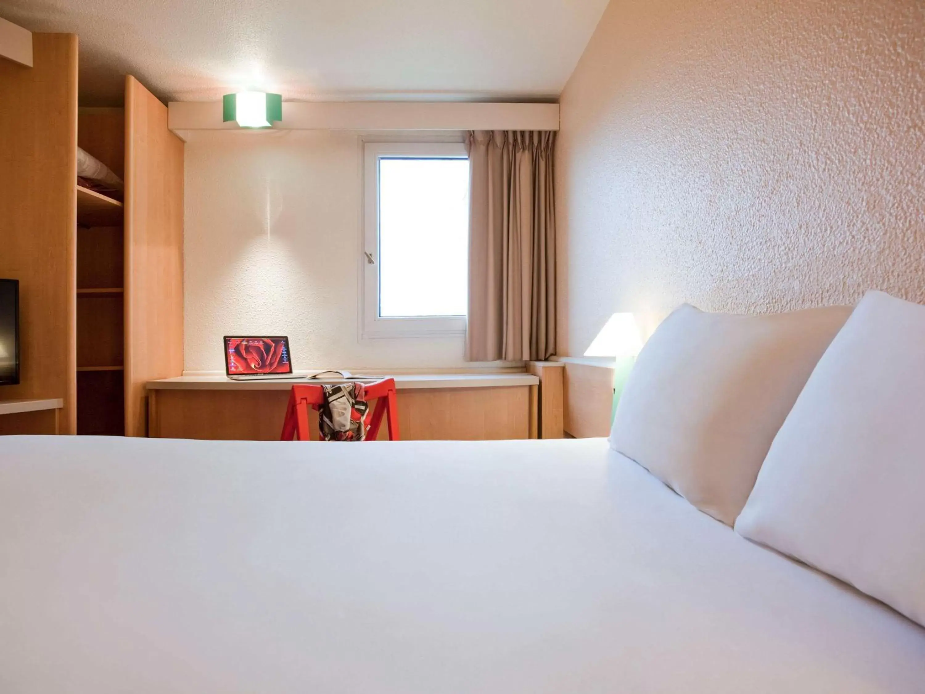 Photo of the whole room, Bed in Ibis Provins Photo of the whole room, Bed in Ibis Provins