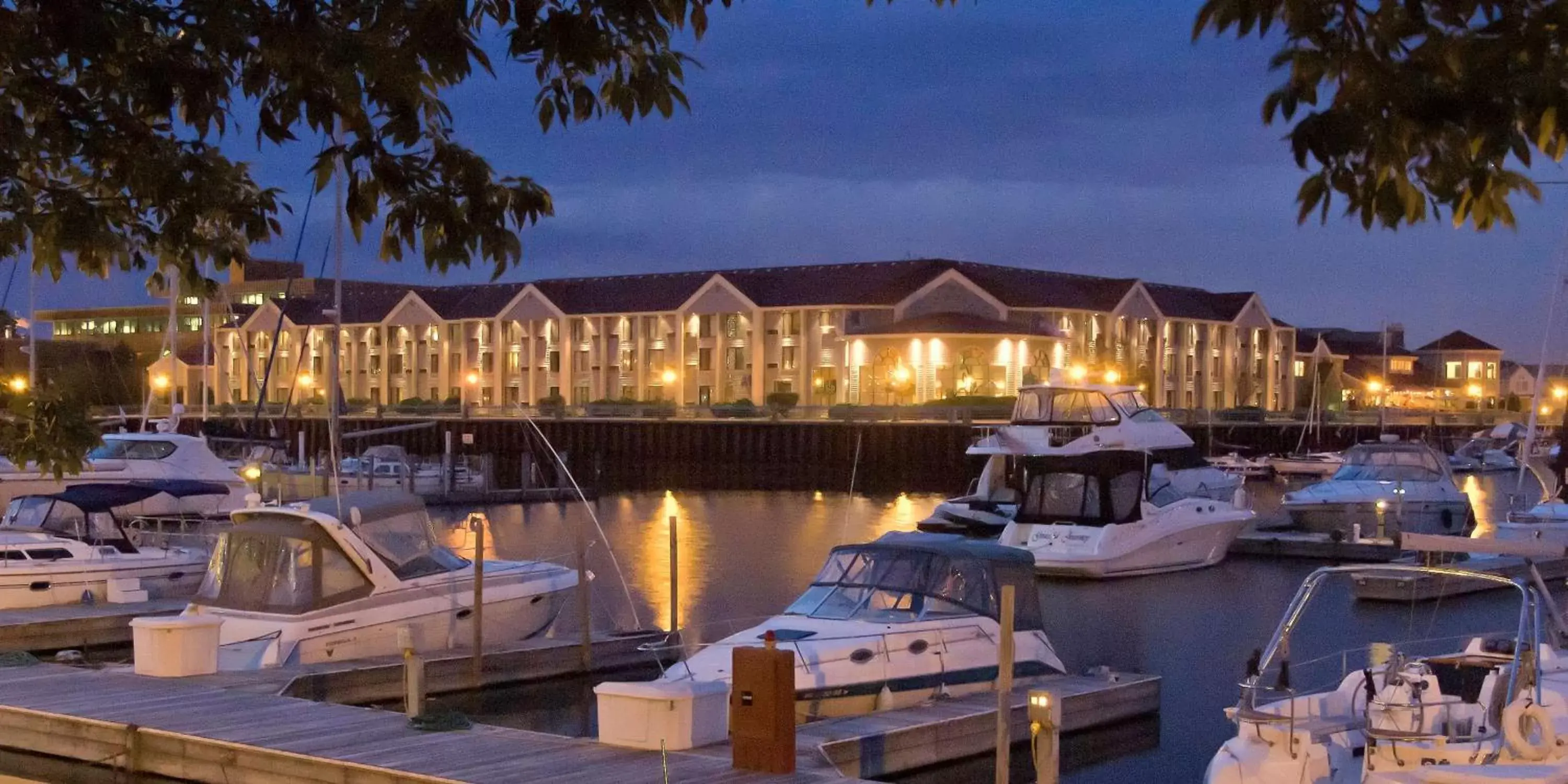 Property building in DoubleTree by Hilton Racine Harbourwalk