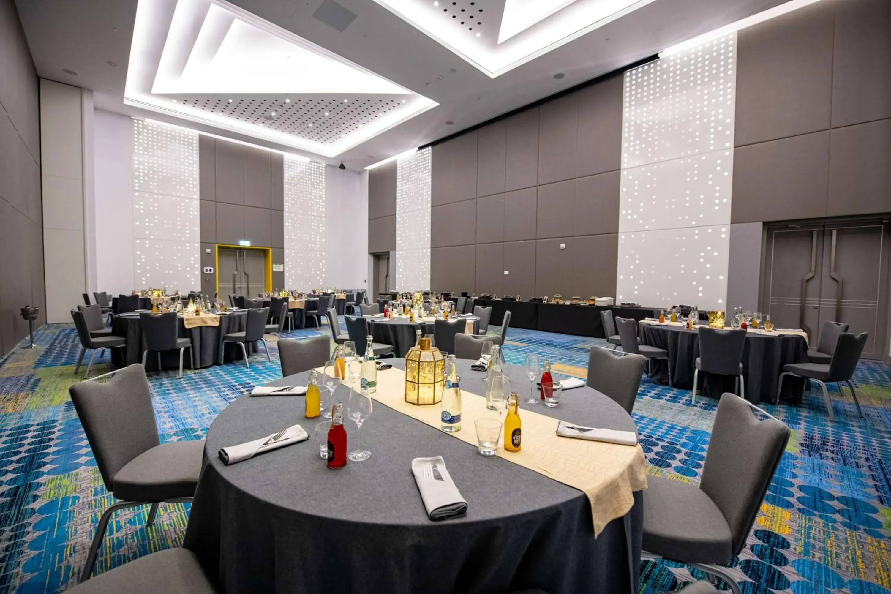 Meeting/conference room, Restaurant/Places to Eat in Radisson RED Dubai Silicon Oasis