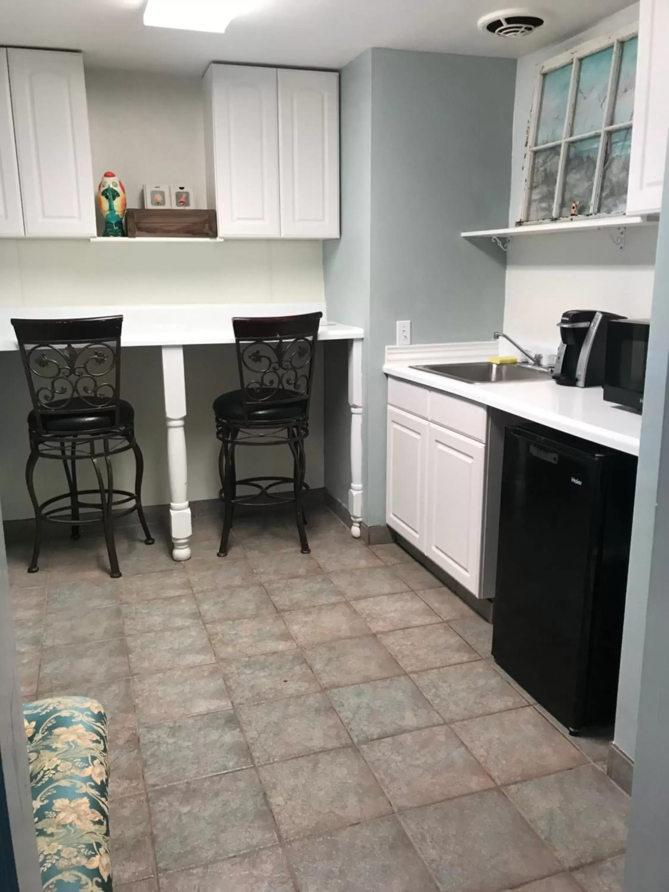 Kitchen/Kitchenette in The Surf Beach Motel