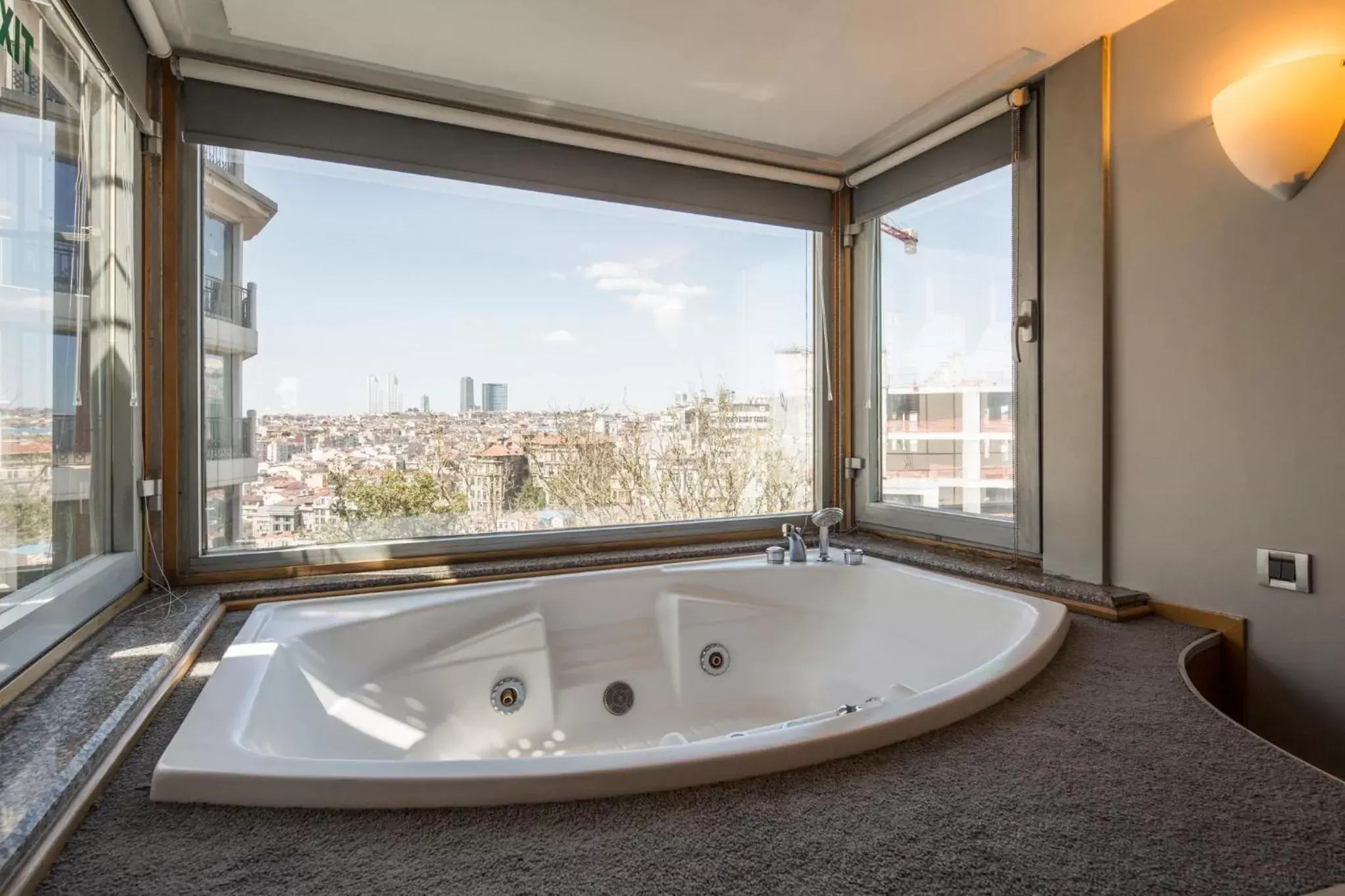 Hot Tub, Bathroom in Taxim Suites Residences Istanbul