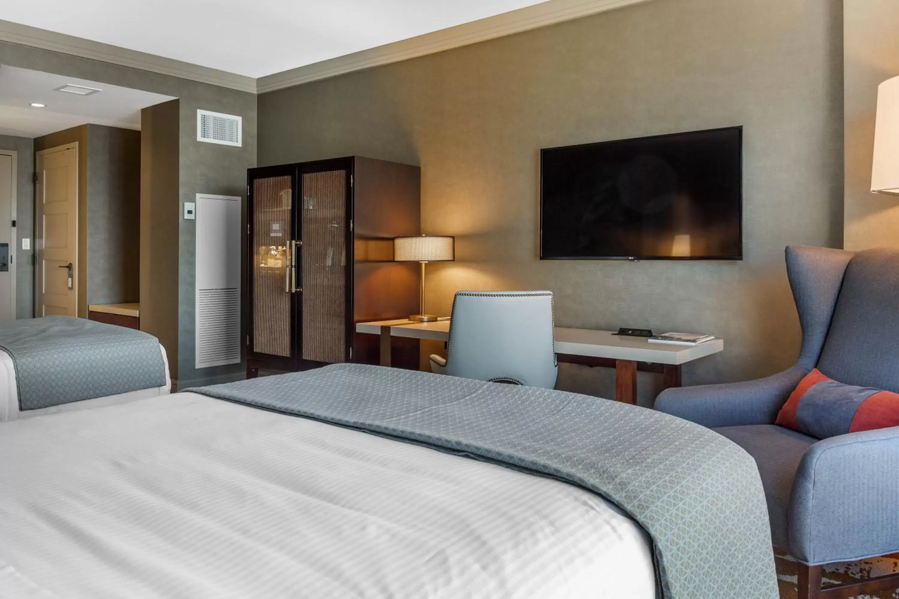Photo of the whole room, Bed in Omni Louisville Hotel