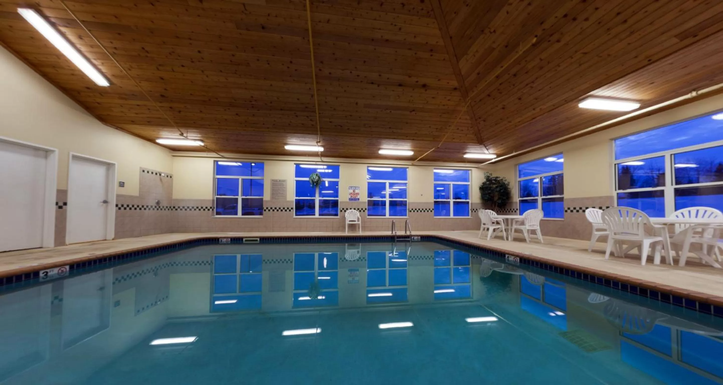 Swimming pool in Country Inn & Suites by Radisson, Houghton, MI